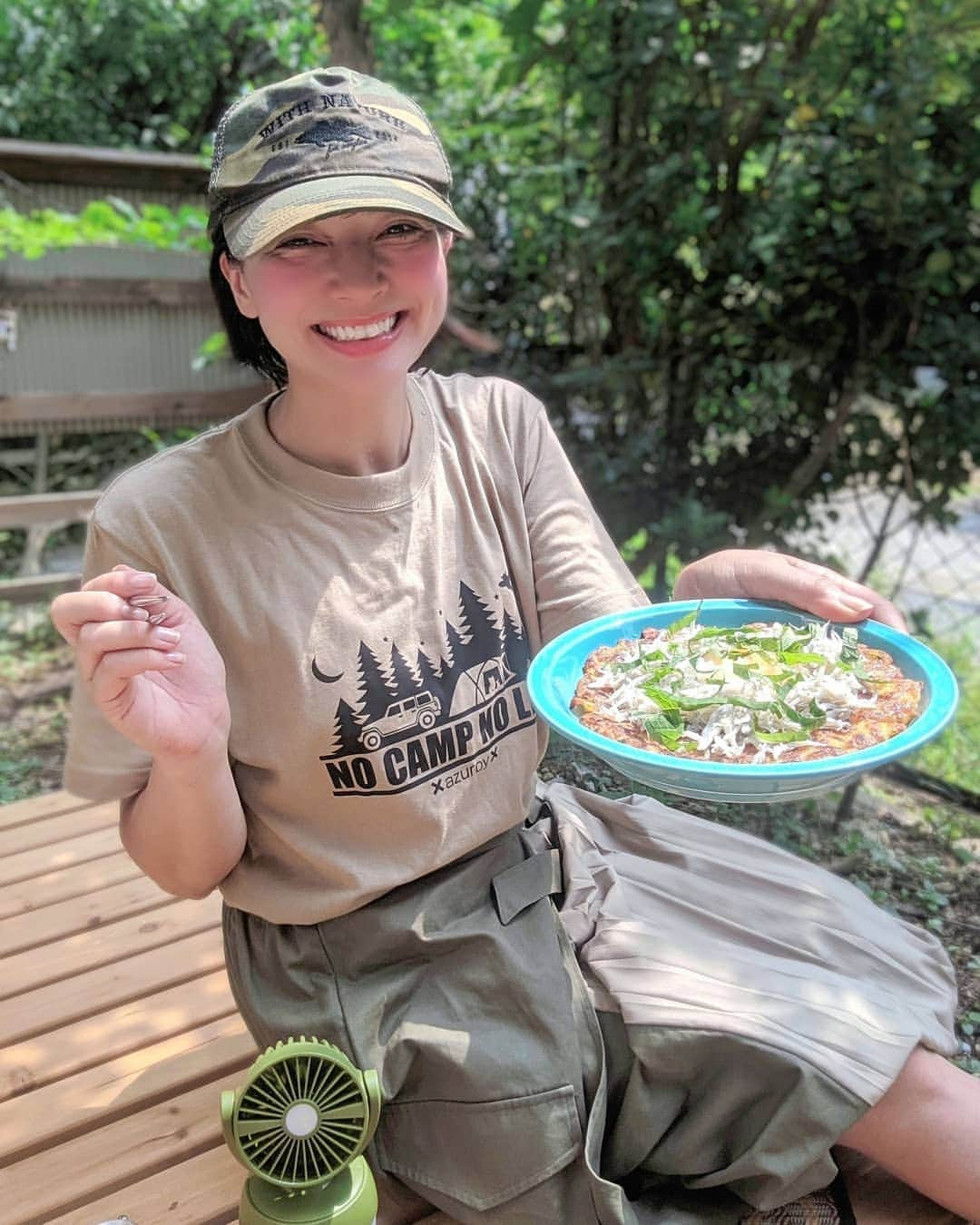 芳美リンさんのインスタグラム写真 - (芳美リンInstagram)「夏バテ防止ロスティ第二弾。  今回は、大根おろしと、しらすと、大葉でサッパリ仕上げました✨  ロスティは、スイスの伝統ジャガイモ料理です☺  和洋折衷メニュー♥  ドイツとはやはり気温が全然違う！ 気温差でバテないようにしないとー！  @swissdelice_jp #スイスデリス#ロスティ　 #スイスデリスアンバサダー #おいしい時間をスイスから #スイスデリス  #swissdelice #ライト付ミニ扇風機 @weekend.by.tryl #xazuroyx#アズロイ @xazuroyx #スカート @exsome_official #exsome  #エクソーム#pr」8月18日 11時53分 - lynn.lynn5