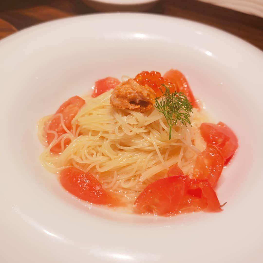 中島彩さんのインスタグラム写真 - (中島彩Instagram)「親友たちと食事へ❤️ 大人だけで集まれた貴重な時間...❤️ 楽しくて楽しくて仕方なかった😍 中高時代から一緒❤️お互い何でも知ってるから昔話にも花さいてたくさん笑ったなぁ. . イタリアンとワイン❤️二軒目もワインバル❤️ これからもずっとずっと一緒に共に歳を重ねていきたい💕  @kobe_zabou #親友　#女子会　#中高一緒 #23年の付き合い #いつの間にかアラフォー #ずっと変わらない関係」8月18日 11時53分 - aya.n.aya