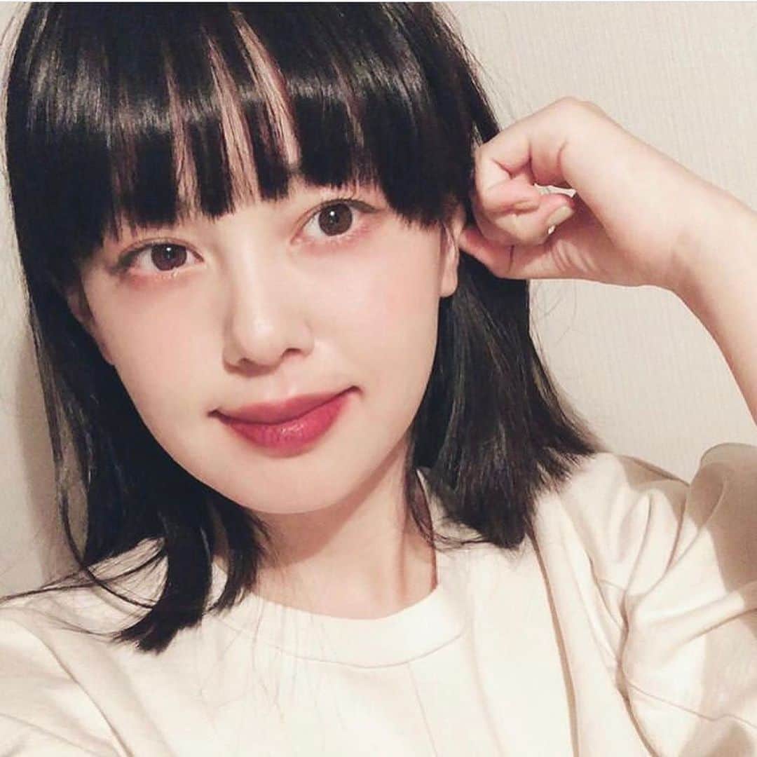 のインスタグラム：「フィガロの秋の新作コスメのページで試した @givenchybeauty の黒リップのシリーズ、いろんな黒があって迷いました。プラム色ぽい発色が新鮮！あと他にもいくつか試したんですが @amplitudebeauty も色々気になりました。この時のベースメイクもそう。@suqqu_official のラメは華やかでパーティーシーンにも良さそう！  #Repost @madamefigarojapon ・・・ ボーテスターの秋メイク計画【青柳文子】7/20発売フィガロジャポン9月号は秋の新色特集。青柳さんは気づくとグリーン系ばかり手に取っていました。  選んだ新色を使ってメイクをしたら…… キラキラのアイカラーをまぶたの上下につけたら、グリーンのマスカラを上のまつ毛にうっすらと。 グリーンのアイライナーは目尻が太くなるように引いて。「透明感のあるグリーンだから自然で使いやすい」 手持ちの色に黒のシアーリップを重ねてニュアンスチェンジ。  左から、トーン タッチ アイズ 14 ￥3,996（8/2発売）、カラー インク リクイド アイライナー 103 ￥4,104（8/2限定発売）/ともにスック エクストラボリューム カラーマスカラ 01 ￥4,752（8/7発売）/アンプリチュード パルファム ジバンシイ ルージュ・ジバンシイ・ノワール 01 ￥4,968（9/1発売）/LVMHフレグランスブランズ  #madamefigaro #beautestars #aoyagifumiko #suqqu #amplitude #givenchy  #青柳文子」