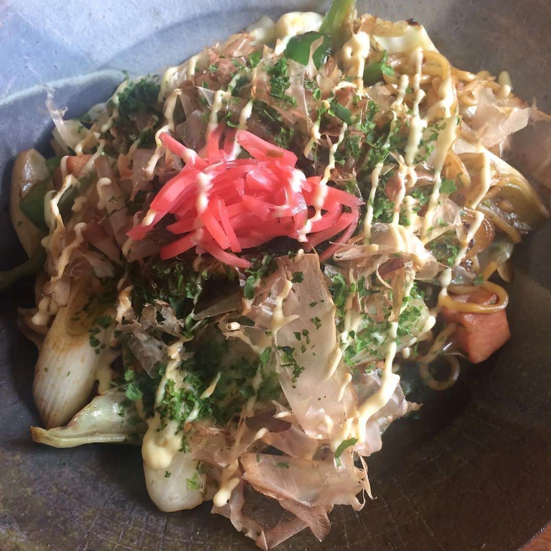 金剛地武志のインスタグラム：「おひる焼きそば」