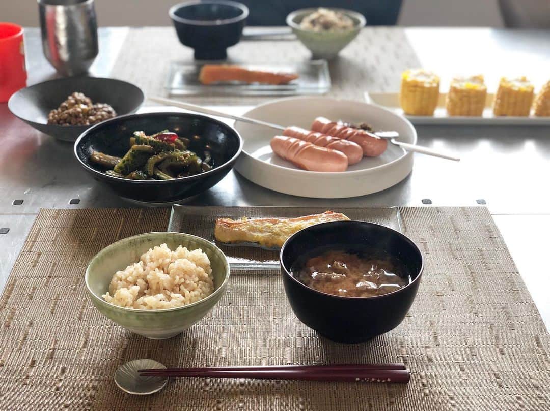 神崎恵さんのインスタグラム写真 - (神崎恵Instagram)「今朝は、ゴーヤのきんぴらと金目の西京焼の朝ごはん。 いただいたソーセージも焼いちゃった🍚🍽 我が家はいろいろときんぴらにします。 ご飯は、ひじきと人参の炊き込みご飯と玄米、2種類。 キャベツと玉ねぎと豚肉の甘辛味噌炒めを卵にくぐらせていただきました。これが美味しい❤︎ 本当は長ネギやピーマンをいれるのだけど、冷蔵庫の中がそろそろ空っぽになりそうで、ある野菜で調理。 数日前の朝ごはんは、 #中村かまぼこ のじゃこてんを生姜醤油で。 #おうちごはん」8月18日 11時57分 - megumi_kanzaki