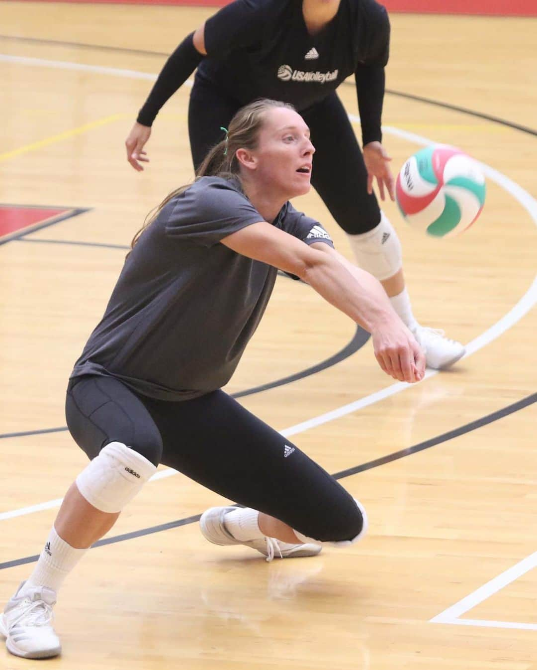 USA Volleyballさんのインスタグラム写真 - (USA VolleyballInstagram)「U.S. Women and Men prepping for the NORCECA Champions Cup being held Aug. 22-24 at the U.S. Olympic and Paralympic Training Center in Colorado Springs. Will you be there to support @usavwnt, @usavmnt and @teamusa? --- Tourney Schedule and Details at https://go.usav.org/norceca」8月18日 12時01分 - usavolleyball