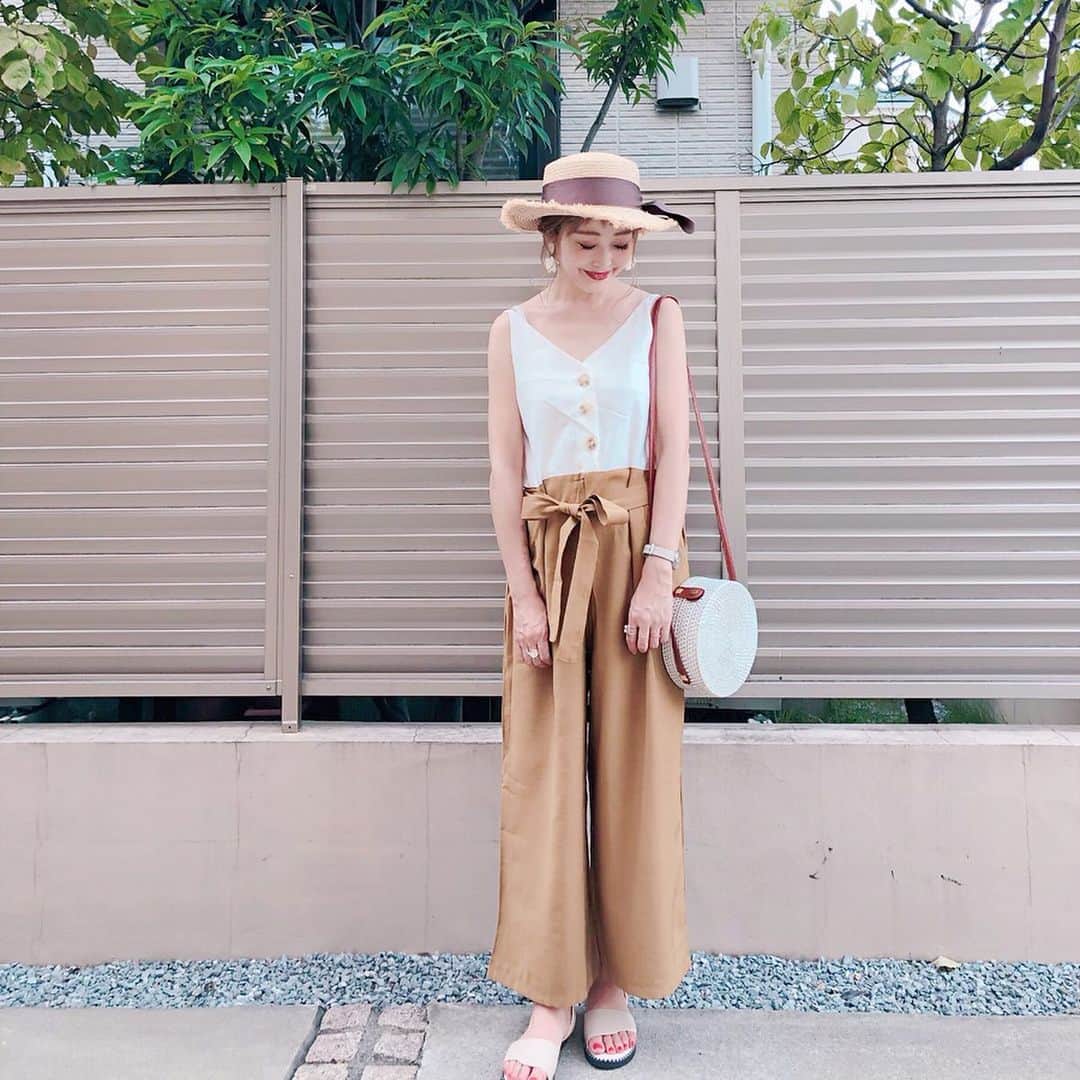のインスタグラム：「〻salopette 〻 ・ ・ ・ @futier_land のサロペ𓂅 ・ サロペって大好き♡♡ ・ 前ボタンだから授乳も可能◎着心地もすんごく楽ちん。 ・ 肌見せが気になる人は上にカーデを羽織っても👌かぎ編みのとか可愛いっぽそう。 ・ ・ ・ salopette▶ @futier_land shoes▶ @ladiesfashion.kandk hat▶ @mode_robe_official pierce▶ @melo_accessory bag▶ @shes_closet ・ ・ ・ #ファッション#コーデ#fashion#ママ#ママコーデ#プチプラコーデ#大人カジュアル#ヘアアレンジ#大人可愛い#ジユジョ#シンプルコーデ#158cmコーデ #158cm  #夏コーデ#mamagirl#ママリ#ママリファッション#令和ベイビー #locari#lucrajp#産後のお腹 #男の子ママ #産後ファッション#授乳コーデ #授乳ファッション #futierland #フューティアランド#shes_closet」