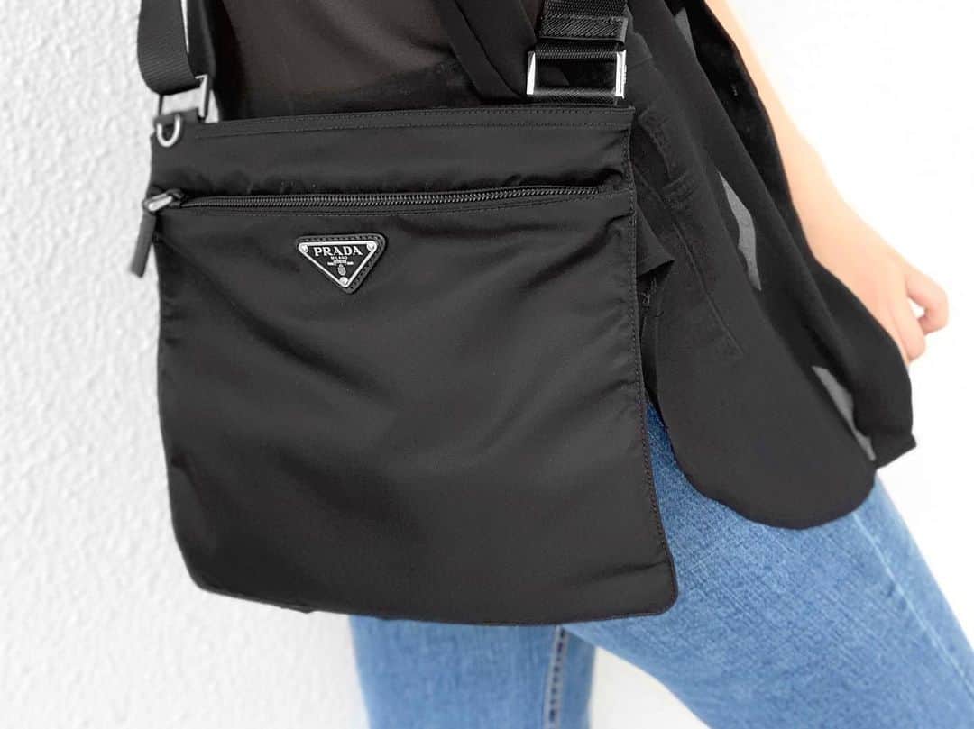 lve_xxxxのインスタグラム：「.﻿ .﻿ @prada ﻿ ﻿ 増税前にな。﻿ ﻿ 衝動買いの鬼👹過ぎて﻿ 誰か止めて。爆﻿ ﻿ ﻿ #prada #shoulderbag﻿ #増税前に #魔法の言葉 かな？爆﻿ ﻿」