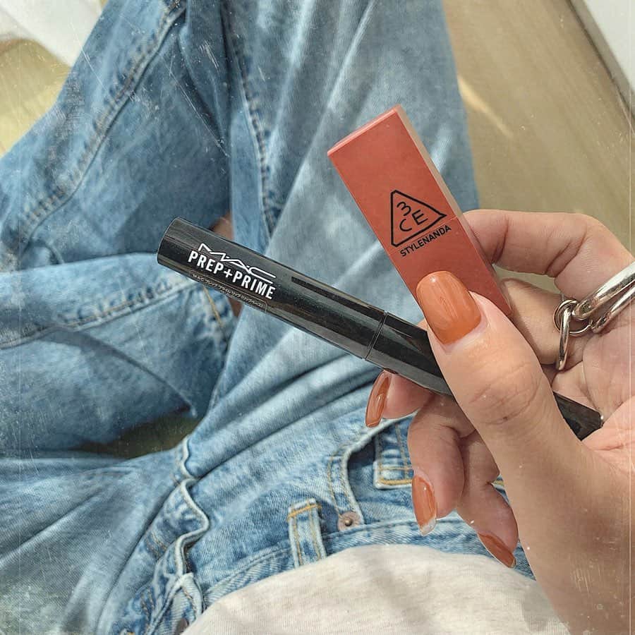 のインスタグラム：「おすすめコスメ💄 ＊ MAC プレッププライムリップ(ベース) ＊ 使わないって人も多いと思う リップベースについてです♥︎◟⌣̈⃝◞♥︎ ＊ 私も少し前までは使った事なかったんやけど メイクさんが使ってて感動して購入！ ＊ 塗るとサラッとふっくらして 表面を綺麗に整えてくれる感じで とにかく口紅のもちが良くなる🙆🏻‍♀️ ＊ そしてこの子の1番すごいところは 重ねるリップの質感を邪魔しないこと🧡 マットとかセミマット、ベルベットって 質感綺麗にだすのが難しい上に荒れるけど これはそういう悩みをなくしてくれます🤭 ちなみに発色も良くなる← ＊ ２枚目マットリップ重ねた写真で 質感綺麗に残ってるのわかるかな🤔♡ ＊ とにかくこれは本当におすすめ！ デメリットあげるとすれば ポーチに入れる物が１つ増える くらいかな😂笑 ＊ 因みにマットリップの時は持ち歩いてて ツヤ系のリップの時は 出かける前に1回塗って あとは持ち歩いてません🙆🏻‍♀️ ＊ 2枚目リップ→3CE MATTE 909 ＊ ＊ ＊  #MAC #プレッププライムリップ #リップ #リップベース #マットリップ #3CE #コスメマニア #コスメレポ #おすすめコスメ #ビュースタグラマー #like #make #instagood」