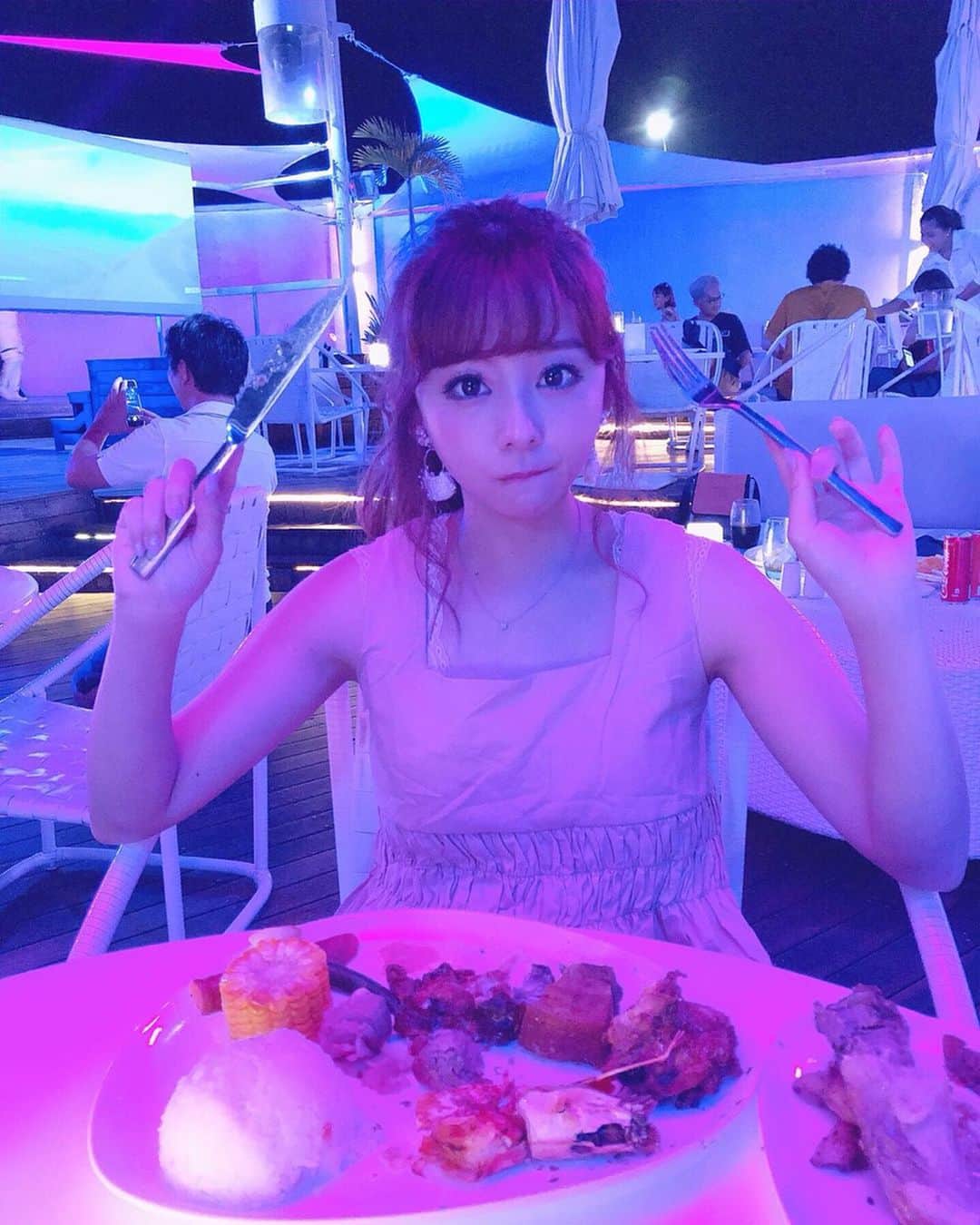 横田亜美さんのインスタグラム写真 - (横田亜美Instagram)「❤︎ Movenpick Hotel💗 . 夜ご飯だけ食べに お隣のホテルへ🏨💗💗 . 20時からショーがやるとの事で 18：30からの予約に🍽 . 外装ピンクでかわゆだったから ピンクのワンピースにした💗 . パールのバッグはセブの為に 用意してもらったよ💗💗 . 👗 @lunaree.official . 👜 @no_p_jp . →8/4openの新ブランド . . #セブ #セブ旅行 #セブ島 #コーデ #お盆 #お盆休み #ディナーショー #no_p_jp #number_p #ナンバーピー #additionalgallery #韓国ファッション #韓国 #kfashion #新ブランド#あみみ服」8月18日 12時05分 - amimi0218
