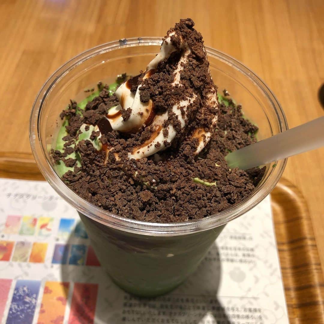 みずしな孝之のインスタグラム：「昨日札幌でふらり入ったカフェの抹茶にソフトクリーム乗せてクランチチョコをかけたドリンクが超おいしくて「さすが札幌には独自の美味なものがたくさんあるなあ！」と感心してたら関東近郊にもふつうにあるメジャー店だった。  #ナナズグリーンティー」