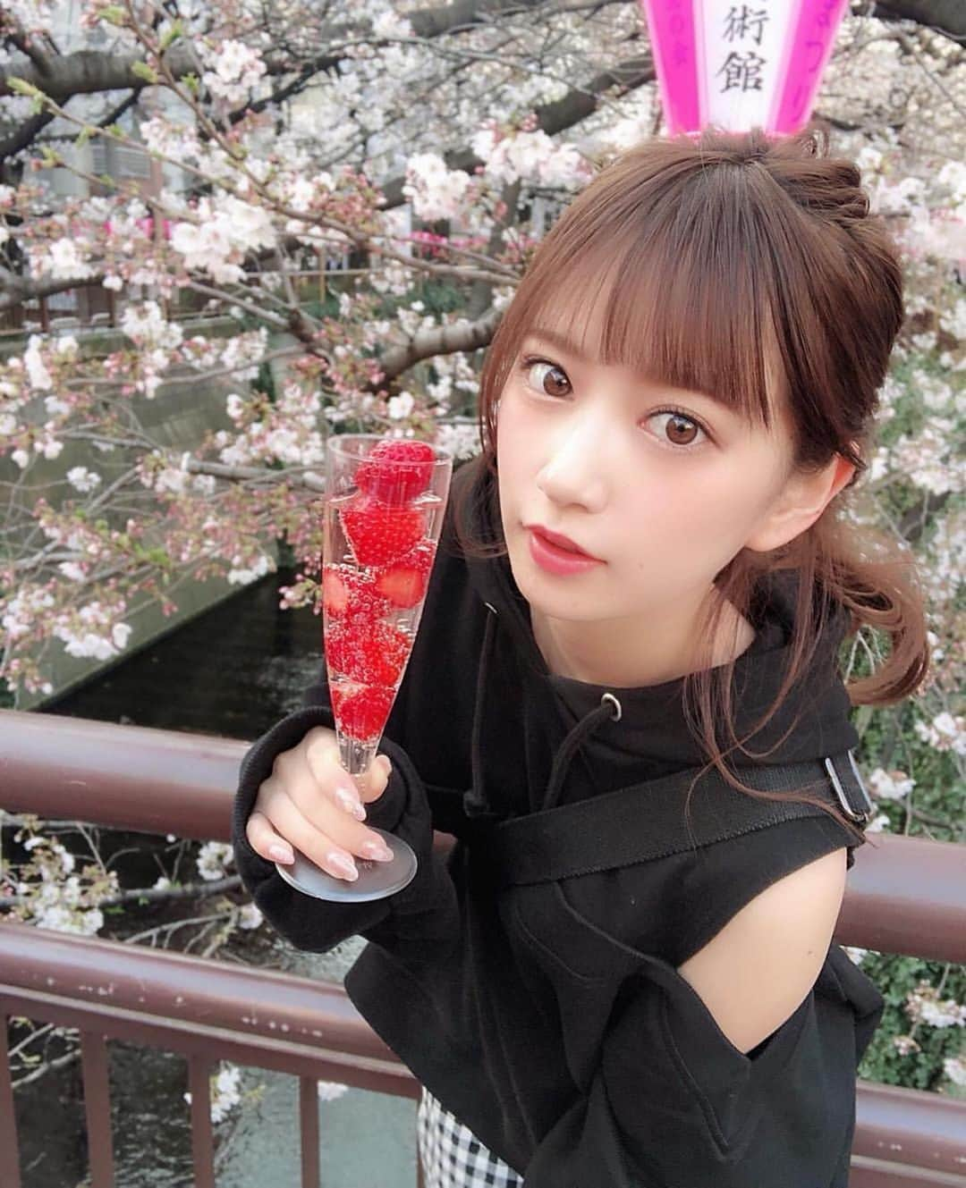 美女美容事情さんのインスタグラム写真 - (美女美容事情Instagram)「⁠⠀ 《🍓サイダー🍓》⁠⠀ *⁠⠀ リポストを使って、素敵な写真📷✨を投稿されてる方を紹介させて頂く⠀⠀⠀⁠⠀ 【💄美女美容事情💅】のコーナーです✨⁠⠀ *⠀⠀⠀⠀⠀⠀⁠⠀ いいねやコメント、フォローして応援してね❤︎🥰🎶⁣⁠⠀ *⠀⠀⠀⠀⠀⠀⁠⠀ 今回ご紹介させて頂きますのは❤︎⁠⠀ yumeさん< @yumepi23 >の素敵なお写真📸⁠⠀ *⁠⠀ ⁠今年春のyumeさんのお写真🍓⠀ シャンパン風イチゴサイダーがとってもお洒落🥰⠀ *⠀⁠⠀ yumeさんのアカウントには他にも素晴らしい投稿が沢山ありますので是非覗いてみてくださいね💁‍♀️💙⁠⠀ *⠀⁠⠀ yumeさん< @yumepi23 >⠀ 素敵な投稿ありがとうございました☺️📸✨⠀⠀⠀⠀⠀⠀⠀⁠⠀ △▼△▼△▼△▼△▼△▼△▼△▼△▼⠀⠀⠀⠀⠀⠀⠀⠀⠀⠀⠀⠀⠀⠀⠀⠀⠀⠀⠀⠀⠀⠀⠀⠀⠀⠀⠀⠀⠀⠀⠀⠀⁠⠀ ❤🧡💛「美女美容事情」💚💙💜⠀⠀⠀⠀⠀⠀⠀⠀⠀⠀⠀⠀⠀⠀⁠⠀ 👇掲載ご希望の方は👇⠀⠀⠀⠀⠀⠀⠀⠀⠀⠀⠀⠀⠀⠀⠀⁠⠀ @b_b_j.jタグ付けと🖤 # ビジョビ⠀🖤⠀⠀⠀⠀⠀⠀⠀⠀⠀⠀⠀⠀⠀⠀⁠⠀ をタグ付けお願いします✨⠀⠀⠀⠀⠀⠀⠀⠀⠀⠀⠀⠀⠀⠀⠀⁠⠀ ――――――――――――――――⠀⠀⠀⠀⠀⠀⠀⠀⠀⠀⠀⠀⠀⠀⠀⠀⠀⠀⠀⠀⠀⠀⁠⠀ ～姉妹アカウントのご紹介～⠀⠀⠀⠀⠀⠀⠀⠀⠀⠀⠀⠀⠀⠀⠀⠀⠀⠀⠀⠀⠀⠀⠀⠀⠀⠀⁠⠀ ◇美容情報を紹介している«美女美容事情～Beauty～»⠀⠀⠀⠀⠀⠀⠀⠀⠀⠀⠀⠀⠀⠀⠀⠀⠀⠀⠀⠀⠀⠀⠀⠀⠀⁠⠀ ( @b_b_j.j_b )⠀⠀⠀⠀⠀⠀⠀⠀⠀⠀⠀⠀⠀⠀⠀⠀⠀⠀⠀⠀⠀⠀⠀⠀⠀⠀⁠⠀ ◇美しい旅スポット紹介をしている«美 spot»⠀⠀⠀⠀⠀⠀⠀⠀⠀⠀⠀⠀⠀⠀⠀⠀⠀⠀⠀⠀⠀⠀⠀⠀⁠⠀ ( @b__spo )⠀⁠⠀ ⁠⠀ ◇ビジョビがお届けするセレクトショップ«bi select»⁠⠀ ( @bi_select )⁠⠀ ⠀⠀⠀⠀⠀⠀⠀⠀⠀⠀⠀⠀⠀⠀⠀⠀⠀⠀⠀⠀⁠⠀ よかったらこちらも覗いてみてね✨⁠⠀ ――――――――――――――――⠀⠀⁠⠀ @b_b_j.j⠀⠀ #メイク #beauty⠀⠀#自撮り ⠀⠀⠀⠀⠀⠀⠀⠀⠀ #ヘアスタイル #おとな女子 ⠀⠀⠀⠀⠀ #ヘアアレンジ  #カラコン ⠀⠀⠀⠀⠀⠀⠀⠀⠀⠀⠀⠀⠀ #アイシャドウ #女子力アップ ⠀⠀⠀⠀⠀⠀⠀ #アイライン #美意識⠀⠀⠀⠀⠀⠀⠀⠀⠀⠀ #女子力 #女子力向上⠀⠀⠀⠀⠀⠀⠀⠀⠀⠀⠀⠀⠀⠀⠀⠀ #リップ #チーク⠀⠀⠀⠀⠀⠀⠀⠀⠀⠀ #ポニーテール #ナチュラルヘア ⠀⠀⠀⠀⠀ #naturalbeauty #makeup⠀」8月18日 12時10分 - b_b_j.j