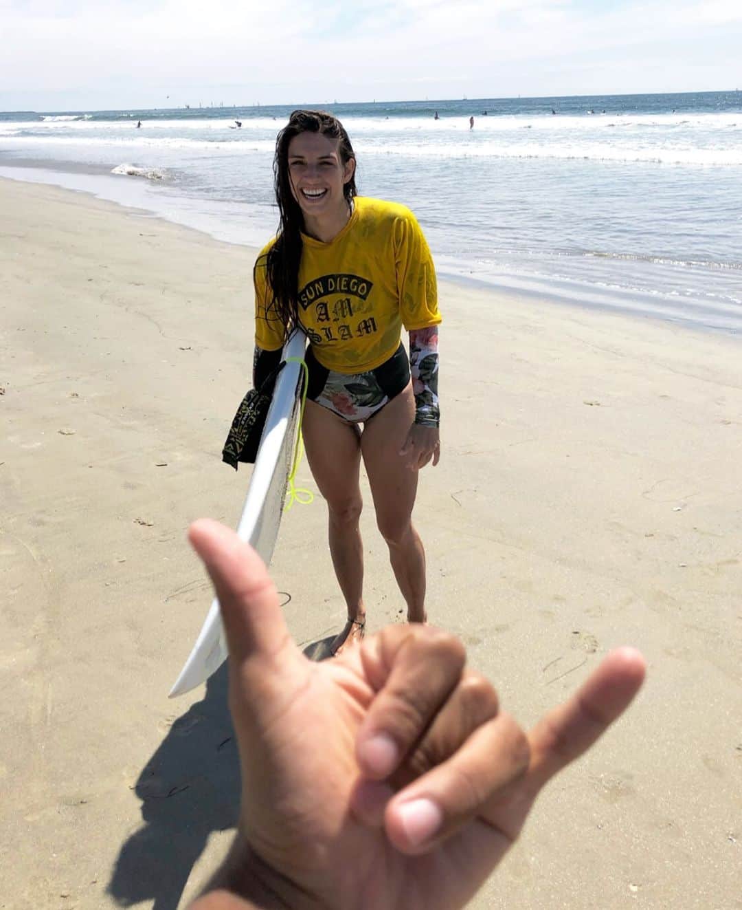 マッケンジー・ダーンのインスタグラム：「Today I competed in my first surf competition! It was so much fun! It always feels great to challenge myself! I can’t wait to do it again! 🙏🏼🤙🏼😄🏄🏻‍♀️ thank you coach @santoswesley for everything! Love you 😘| hj eu participei do meu primeiro campeonato de surf, sempre uma ótima sensação quando eu me desafio! Foi muito divertido, ansiosa para mais! 🙏🏼🤙🏼😄🏄🏻‍♀️ Obrigada coach @santoswesley por tudo! Te amo 😘」