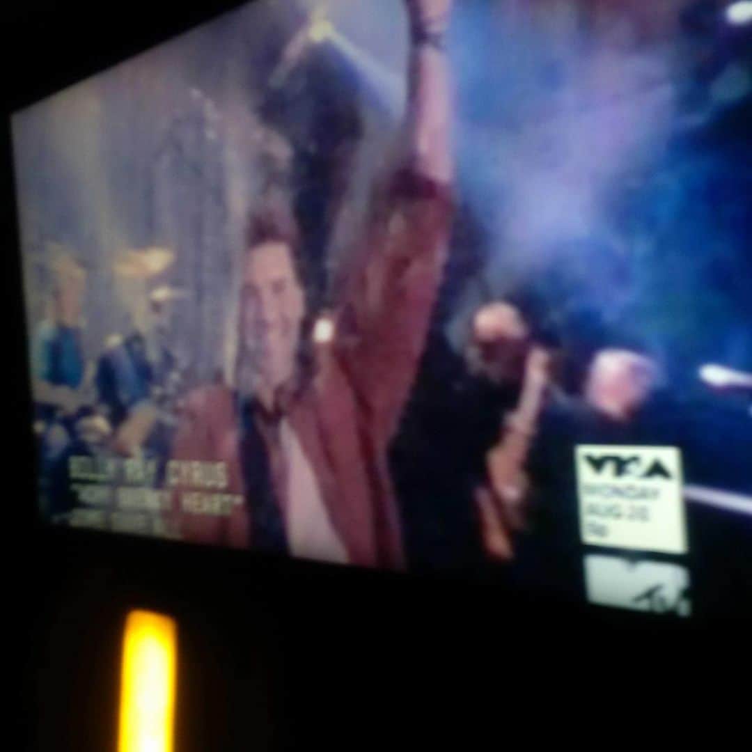 ビリー・レイ・サイラスさんのインスタグラム写真 - (ビリー・レイ・サイラスInstagram)「Did this really just happen???? Finished the show and stepped in the bus. #VMA⁠ ⁠@MTV was on and #ABH was playing!!!」8月18日 12時13分 - billyraycyrus