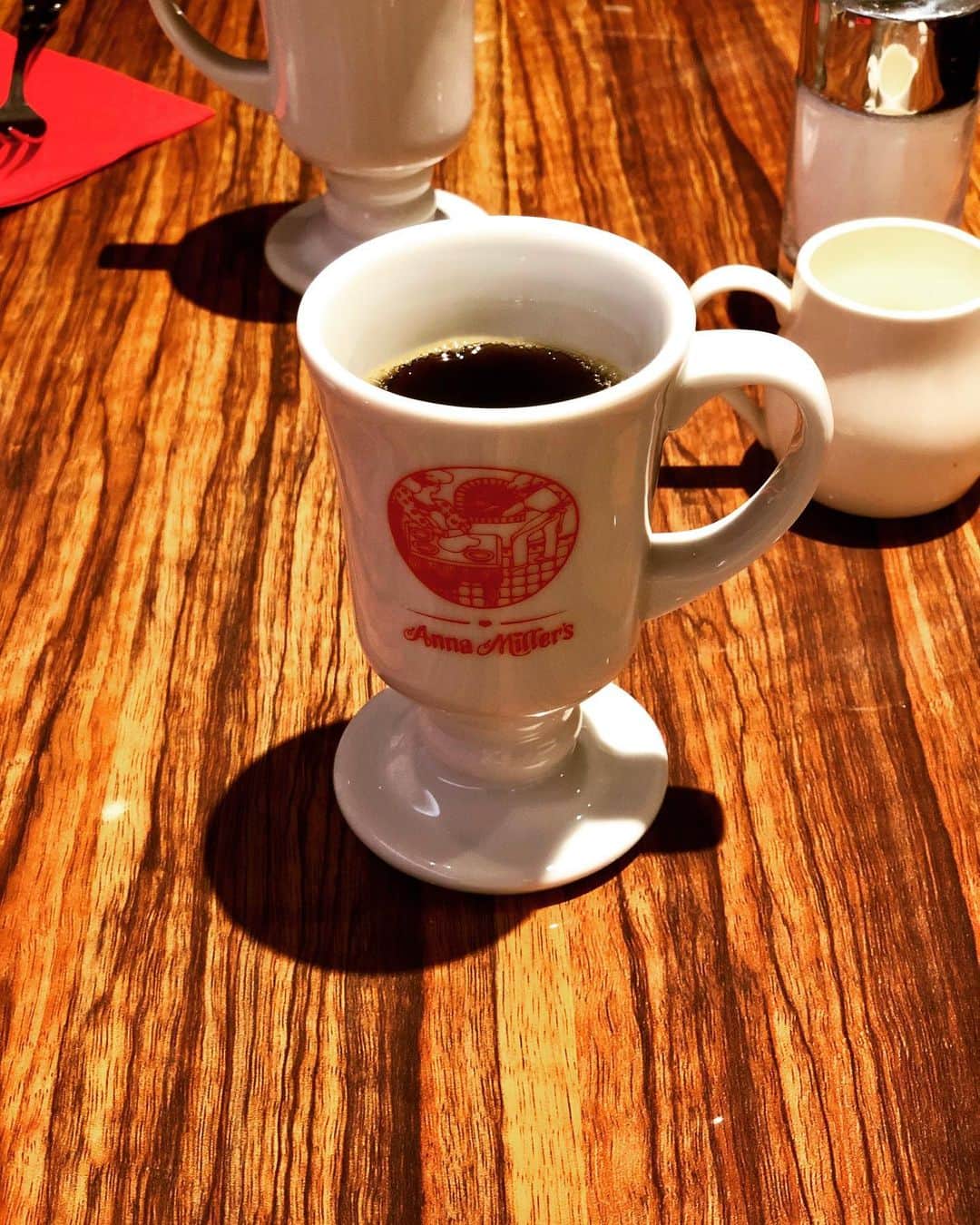 倉田雅世さんのインスタグラム写真 - (倉田雅世Instagram)「何十年ぶり？のアンミラでした💦 大学生の頃は、あの制服にちょっとときめいたものです(//∇//) まだメイド喫茶とかない時代のお話ね笑  #アンナミラーズ #ハウピアパイ」8月18日 12時29分 - kuralamune
