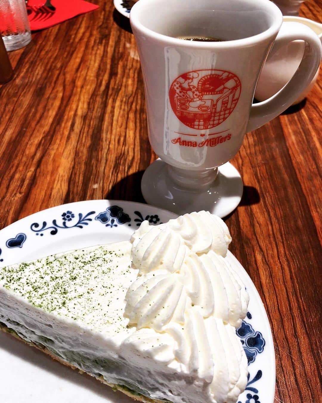 倉田雅世さんのインスタグラム写真 - (倉田雅世Instagram)「何十年ぶり？のアンミラでした💦 大学生の頃は、あの制服にちょっとときめいたものです(//∇//) まだメイド喫茶とかない時代のお話ね笑  #アンナミラーズ #ハウピアパイ」8月18日 12時29分 - kuralamune