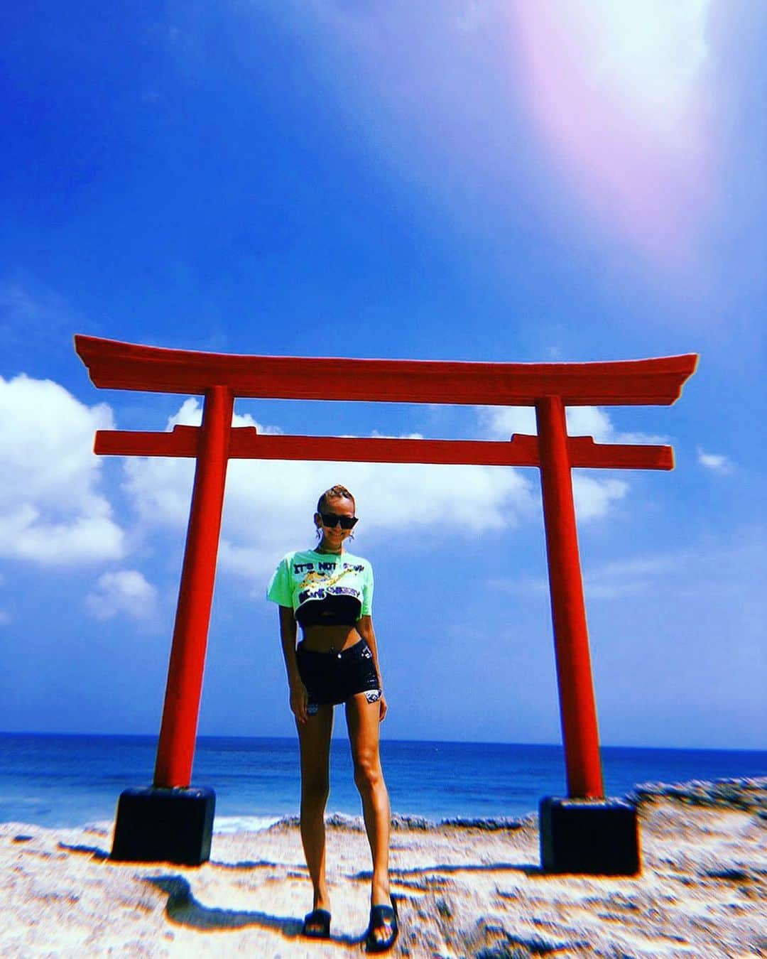 のインスタグラム：「⛩😎🏖 #japan#shizuoka#izu#shirahama#beach#summer#summerstagram#静岡#伊豆#下田#白浜#白浜海岸#白濱神社#古奈比咩命神社#夏#海#水着#は恥ずかしいのでお洋服着て撮りました#水着と変わらない面積の洋服で爆」