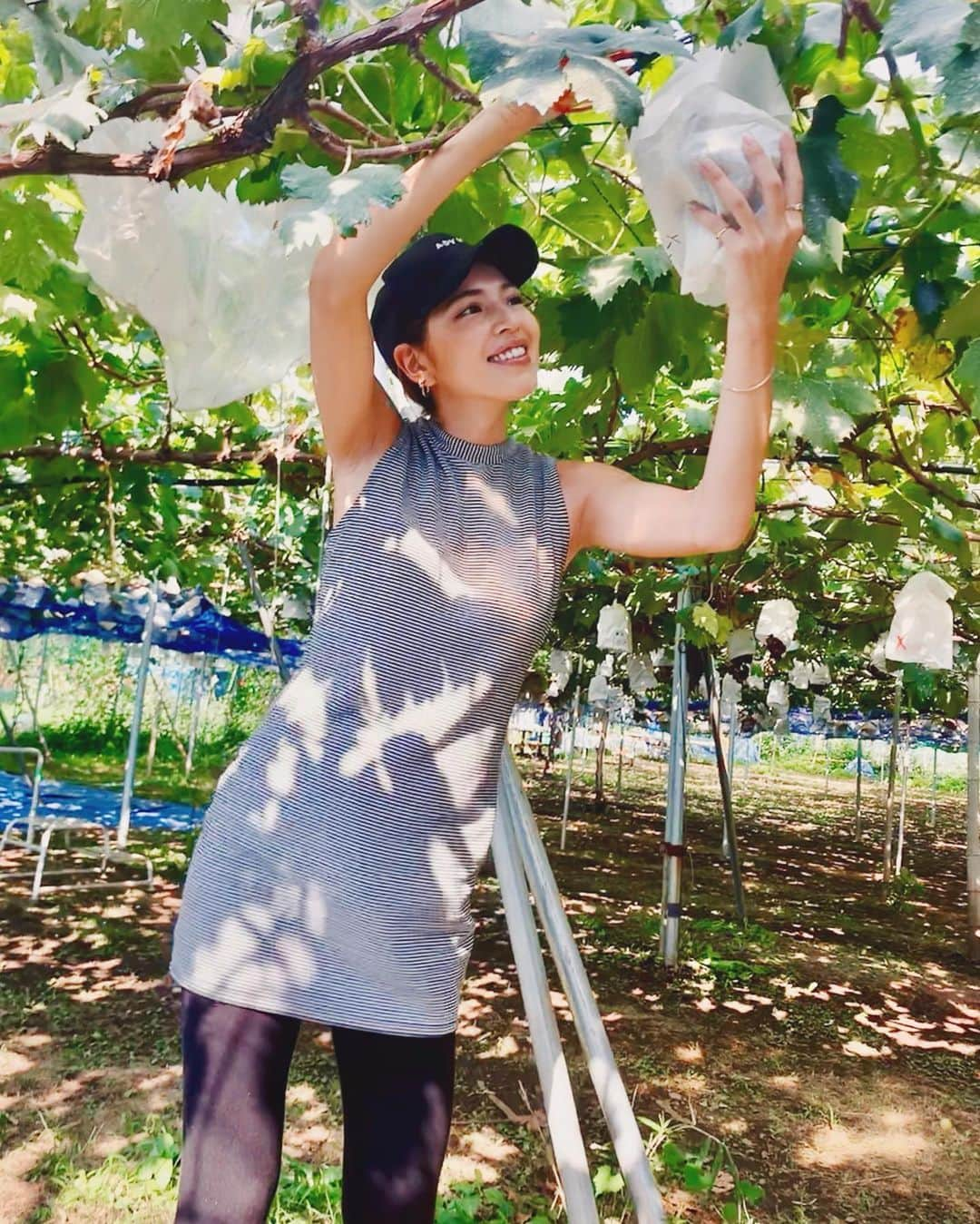 来夏さんのインスタグラム写真 - (来夏Instagram)「#🍇 都内で夏らしいこと🌻 久しぶりの #ぶどうもぎとり 👒 大きくて甘くて美味しかった☺️ 来月はマスカットとりにいくぞ💚  その土地のものをいただく #地産地消 できるだけとりいれていたい🥕  私が食べたものが 私をつくり  子供にも直接伝わるんだと思うと  食べるものはしっかり目でみて選んで 手作りで🥣🙏 #summer #2019 #山崎ぶどう園 #ぶどう狩り #ブラックビート #藤稔」8月18日 12時29分 - rairairaika