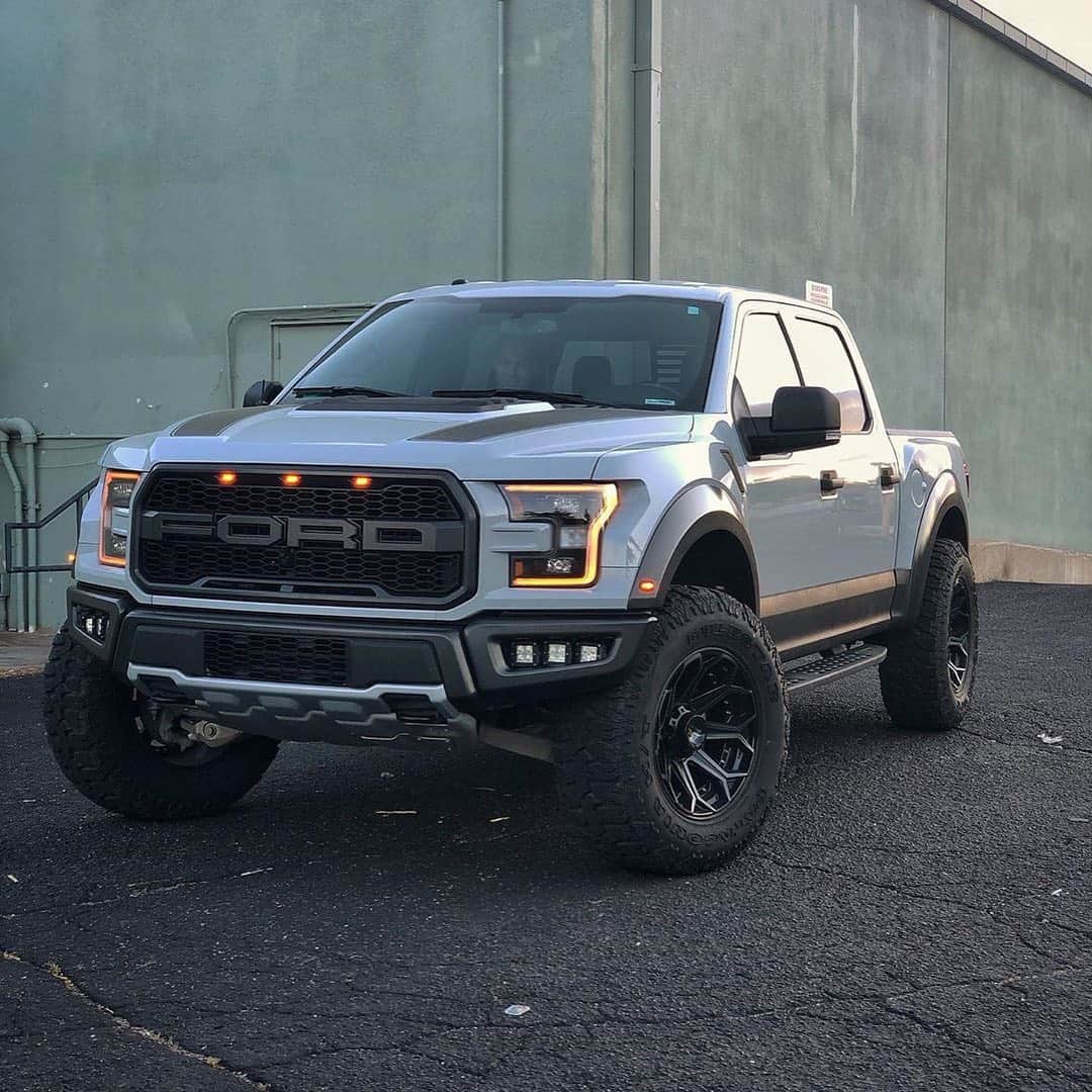 CARLiFESTYLEさんのインスタグラム写真 - (CARLiFESTYLEInstagram)「Name a better pickup Truck! Ford Raptor sitting on @4playwheels! #carlifestyle」8月18日 12時29分 - carlifestyle