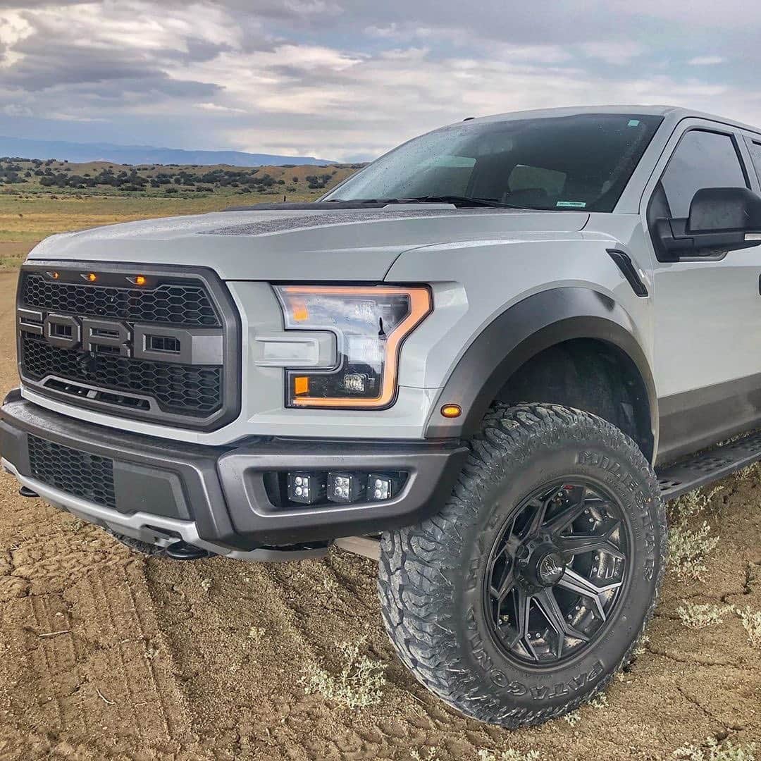 CARLiFESTYLEさんのインスタグラム写真 - (CARLiFESTYLEInstagram)「Name a better pickup Truck! Ford Raptor sitting on @4playwheels! #carlifestyle」8月18日 12時29分 - carlifestyle