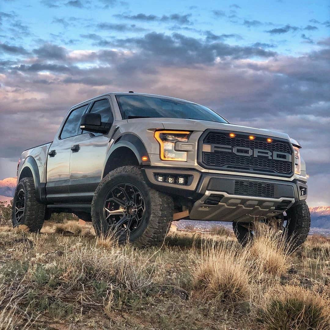 CARLiFESTYLEさんのインスタグラム写真 - (CARLiFESTYLEInstagram)「Name a better pickup Truck! Ford Raptor sitting on @4playwheels! #carlifestyle」8月18日 12時29分 - carlifestyle