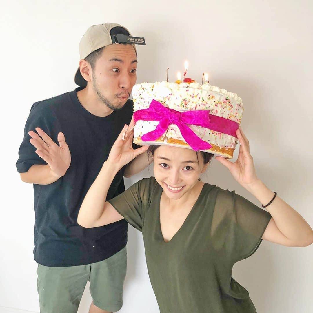 佐々木あさひのインスタグラム：「弟と母がサプライズでクレイジーな誕生日祝いをしてくれました😳🎉﻿ ﻿ ずっと気になっていた台湾豆漿のお店に行く約束を母としていたんだけど、その間に弟が家でスタンバイをしていてドッキリで迎えてくれた😂（昨日の動画でその全貌がアップされていますw）﻿ 弟が前日に一日がかりで作った巨大なかぶれるケーキを頭に乗せられ爆笑🎂🤣スポンジやクリームも全部手作りで、しかもちゃんと美味しくて笑える。器用。﻿ 私の仕事を手伝ってくれるようになってから一緒にいる時間が増えたけど、小さいときから変わらず発想が豊かで、まるでピーターパンのように頼れる子供みたいな彼にいつも刺激をもらっています🧚🏻‍♀️﻿ ﻿ そして誕生日に母を独り占めして一緒にご飯に行けた事も幸せだった！出産を迎える友人も多く、最近では予定日より1ヶ月も早く妹が無事に元気な子を産みました🍼﻿ そんな周りの様子を見ていると改めて元気に私を産んでくれた事、4人の子供たちを育て上げてくれた事が感謝してもしきれない！﻿ ﻿ 大人になる度に自分の誕生日が親への感謝に変わりますね😌﻿ ﻿ --------﻿ ﻿ そしてそしていつもお世話になっているUUUMの社員さん達からもプレゼントと寄せ書きが届きました🎁✨UUUM立ち上げ当初から変わらず私の思いに寄り添って頂きありがとうございます！﻿ ﻿ #8月17日 #誕生日 #birthday #birthdaycake #brother」