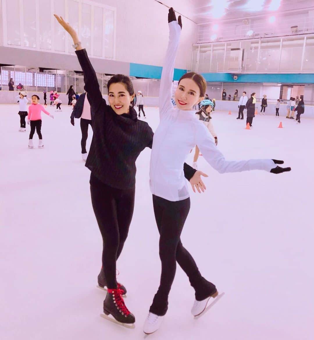 May J.さんのインスタグラム写真 - (May J.Instagram)「親友のありさをスケートに誘ったよ⛸小学生の頃、二人でアイススケートのクラスを受けたことがあります👯‍♀️懐かしいなぁ〜✨だいぶ滑るのが怖くなくなった！！いつか歌いながら滑れるようになりたいな🤣  #夏こそアイススケート #SkatingWithMyBestie」8月18日 12時35分 - mayjamileh