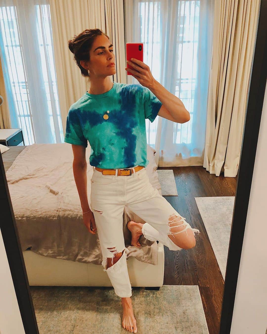 ヒラリー・ローダのインスタグラム：「saturday night. 💘」