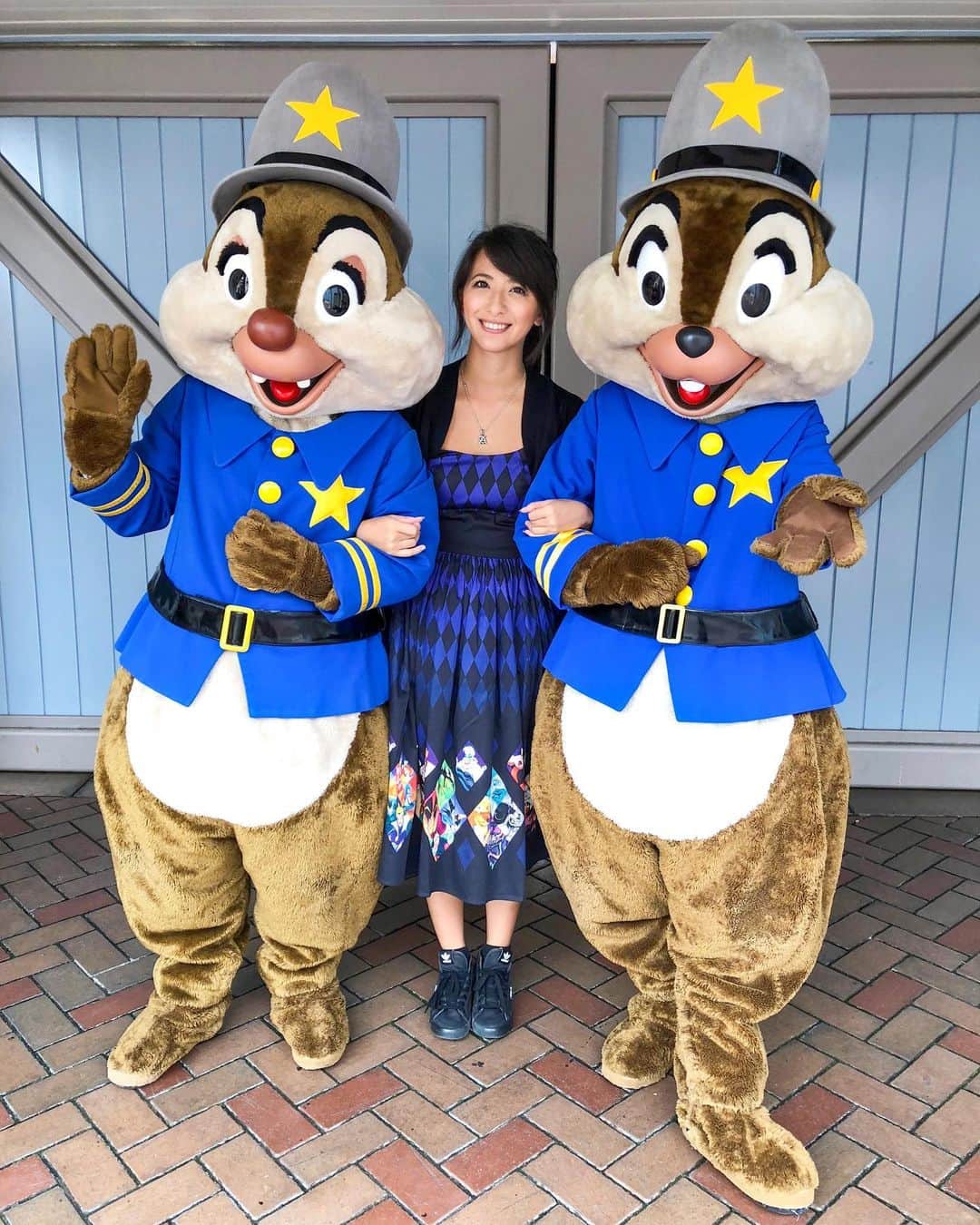 矢部あやのインスタグラム：「201809 4day ポリスなチップとデール👮‍♂️ ・ #disneyland #disneylandcalifornia #disneylandresort #charactergreeting #DLR #DLR2018 #chipanddale」