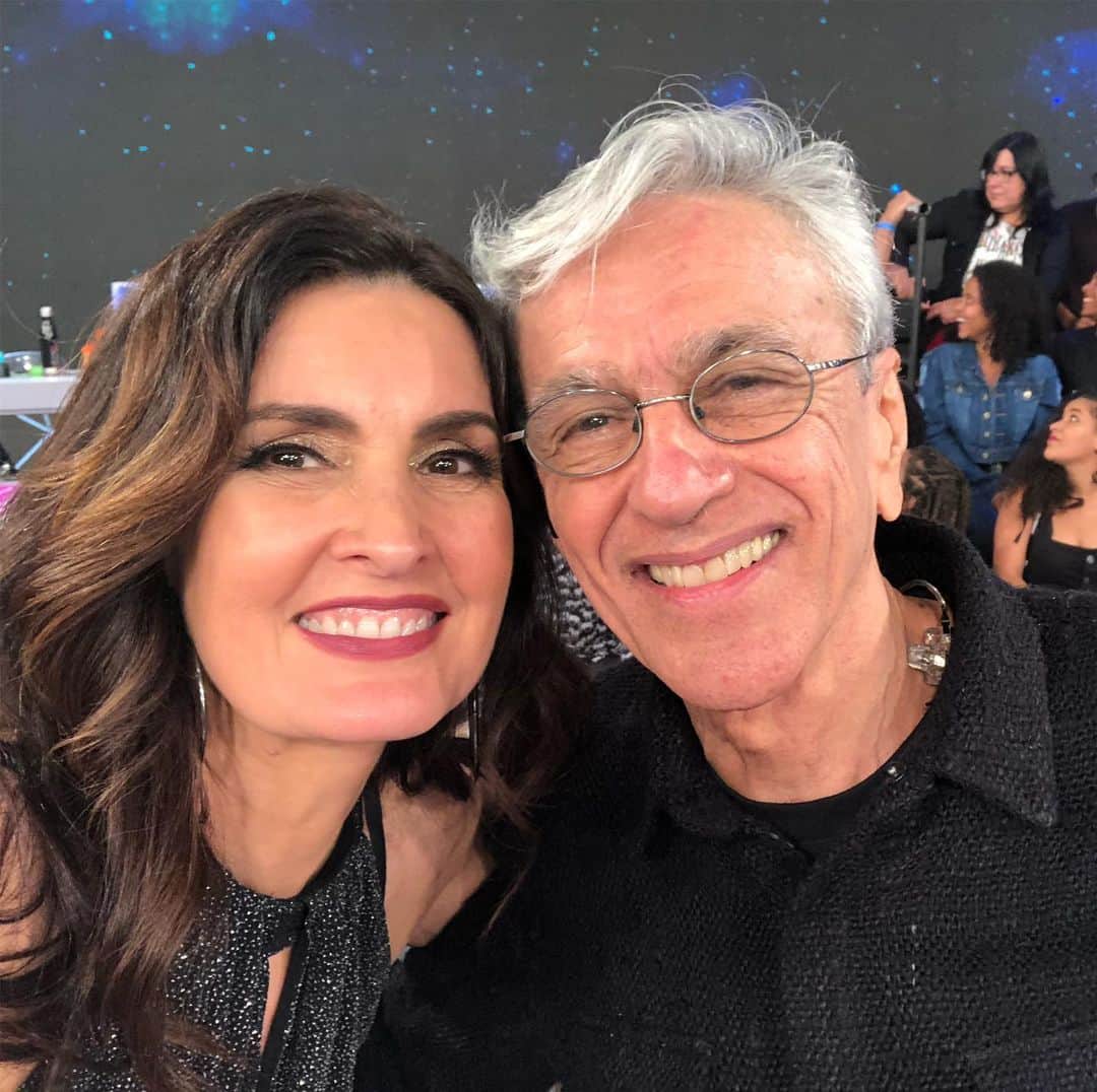 ファチマ・ベルナルデスのインスタグラム：「E ainda teve o #altashoras com grandes encontros e no clima do #criancaesperanca. Adorei participar @serginhogroisman .」