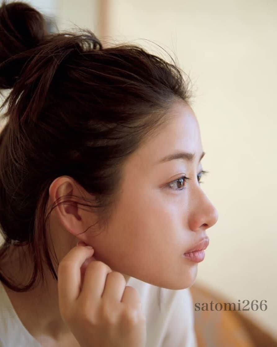 のインスタグラム：「すっぴん肌綺麗すぎる❤ #石原さとみ #ishiharasatomi #satomiishihara #이시하라사토미  #예쁘다  #美 #luv #instagood #instalike  #f4f #쌩얼」