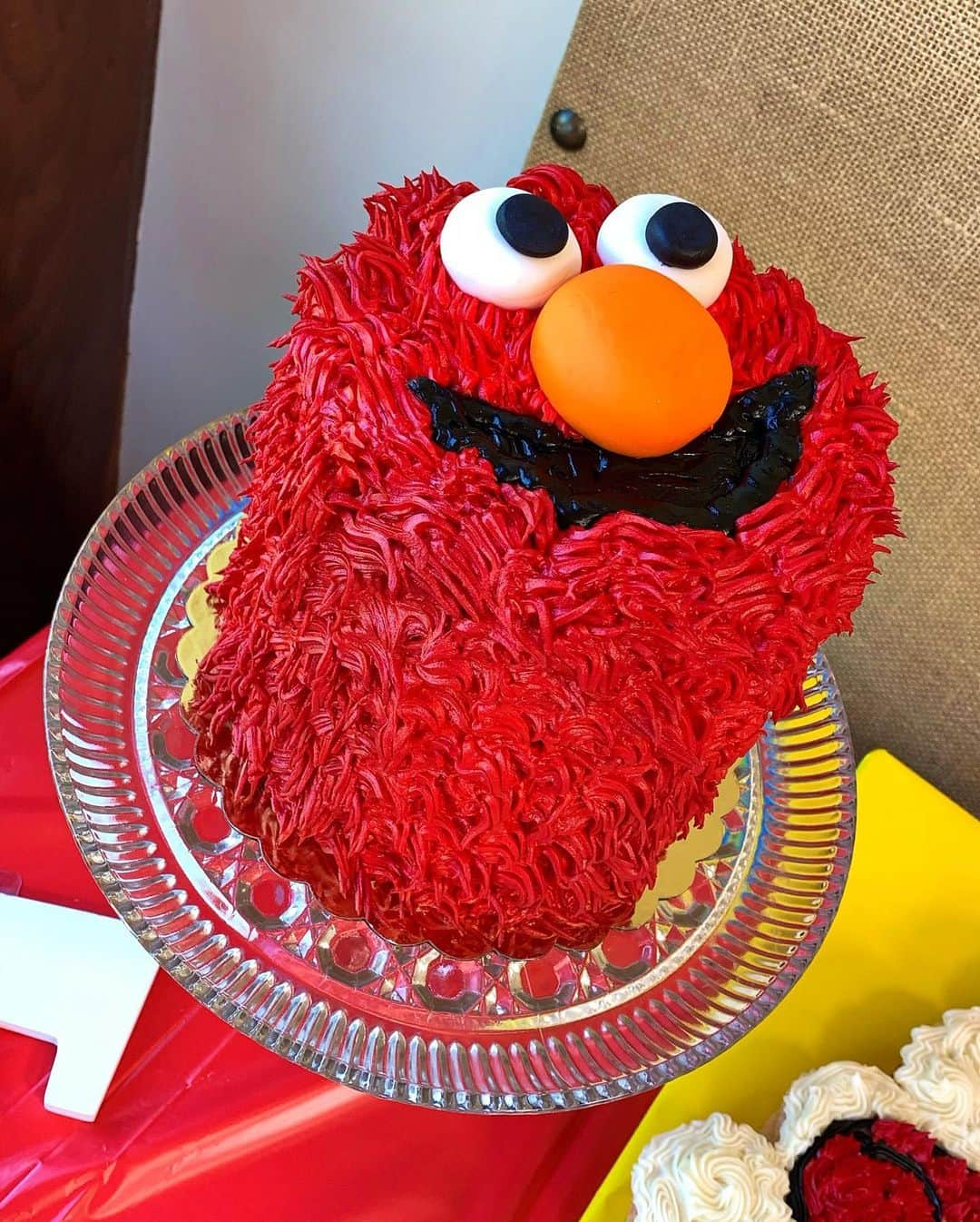 Jena Frumesさんのインスタグラム写真 - (Jena FrumesInstagram)「Celebrated my besties son Tj’s 1st birthday today 🎁 We learned he loves Elmo but not in person hence this reaction 😂 Love you lil man 💋 Perfect Elmo cake & cupcakes by @polkatots thank you guys so much you always do an amazing job❤️」8月18日 13時07分 - jenafrumes