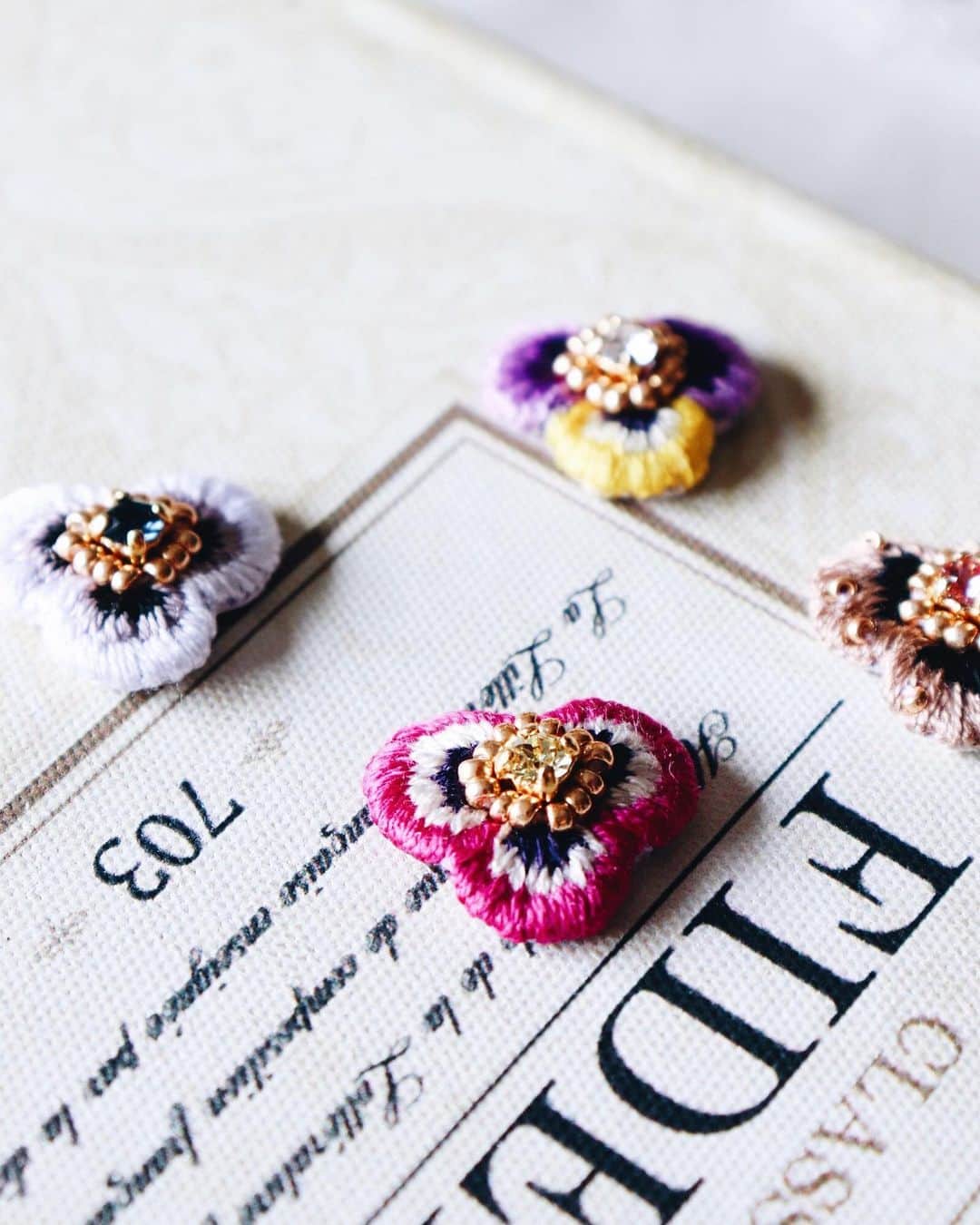 handmade shopのインスタグラム：「楽しみながら作ってます🌝」