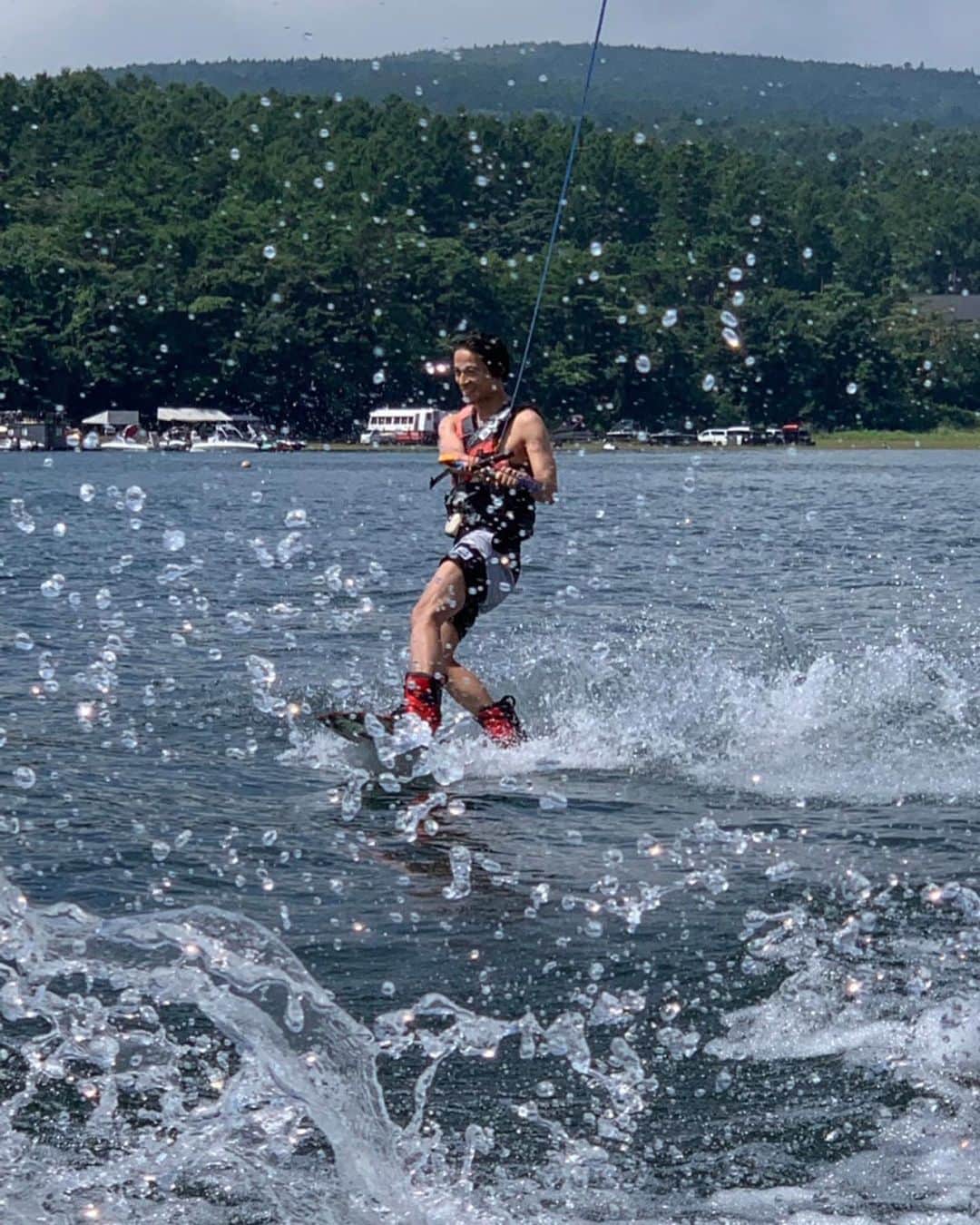久保裕丈さんのインスタグラム写真 - (久保裕丈Instagram)「2週連続でウェイク。今回は友達たちと。 油断してたら顔面から水に突っ込んで、今も頭と首が痛いです、、、でも楽しかった！ #山中湖 #ウェイクボード #夏 #summer」8月18日 13時08分 - hirotakekubo