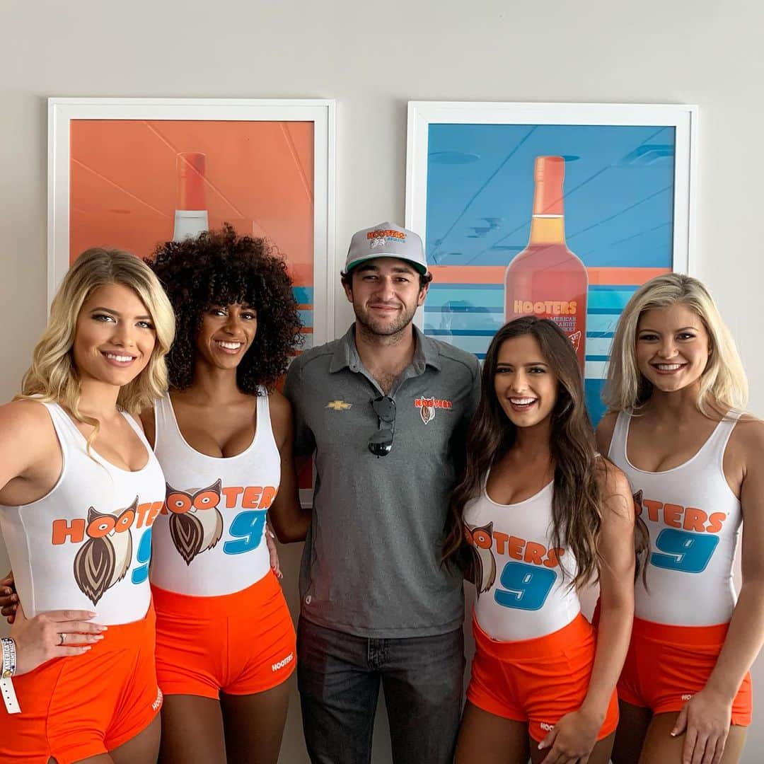 Hootersさんのインスタグラム写真 - (HootersInstagram)「A P5 finish for @chaseelliott9 at @BMSupdates in the @HootersSpirits car! Raise a glass to that! + FREE fried pickles Monday 👏 #di9 #HootersSpirits」8月18日 13時09分 - hooters