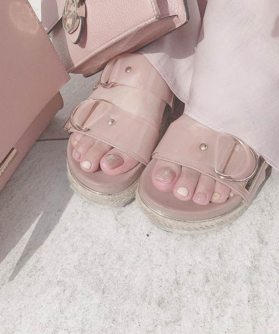 板橋瑠美さんのインスタグラム写真 - (板橋瑠美Instagram)「Fot nail♡﻿ ﻿ 夏らしいシェルを親指に乗せて﻿ ラメをちりばめ﻿ 透明感ある仕上がりに♡﻿ ﻿ malva新メニューの﻿ 夏のフットスパコースの体験したよ❣️﻿ ﻿ めっちゃ気持ちよかったぁ✨ ﻿ ストーリーに載せたので是非checkしてね♡﻿ ﻿ @malva_nail ﻿ いつもありがとうございます😊﻿ ﻿ ﻿ #nail #2019ネイル #フットネイル #malva」8月18日 13時21分 - rumi_official_0616