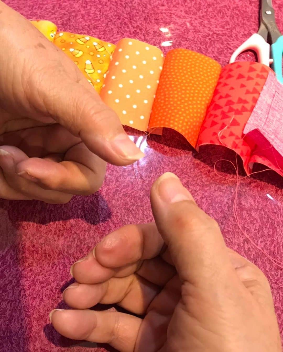 キャシー中島さんのインスタグラム写真 - (キャシー中島Instagram)「*﻿ 今日も今治の#タオル美術館 にいます。﻿ これからトークショーです。﻿ ﻿ ちょっとの待ち時間にチクチク！﻿ でも最近ますます右手の親指が赤く腫れてます。﻿ まだ痛みがひどくないのが、せめてもの救い💊 縫い物ができるから良かった！﻿ ﻿ ではトークショー❣️﻿ いってきまーーす🥰」8月18日 13時13分 - official_kathynakajima