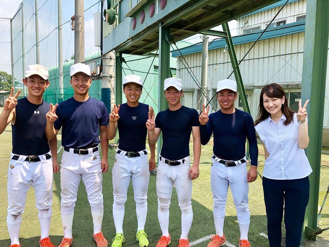 小倉星羅さんのインスタグラム写真 - (小倉星羅Instagram)「. 2度も甲子園に連れて行ってくれた習志野高校のみんな。 実力と結果が伴っていないとセンバツの頃から監督も選手も話していました。 だからこそ、センバツ準優勝した選手に笑顔はなく、夏の大会ではWキャプテンに笑顔がありませんでした。 . それだけ自分達の実力と結果の差に対するプレッシャーと戦っていたのだと思います。 でも甲子園では笑顔で戦っていました。 それを作り出してきたのは、9回2アウトでも笑顔で居られる元気過ぎる2年生。 そしてその雰囲気を作り出した3年生。 その絆でした。 . 甲子園で敗れて初めて涙を流していた2年生が上級生となって、どうチームをまとめていくのか楽しみです。 . センバツ決定のその日に中継をさせてもらってからグラウンドに伺うごとに、たくさん発見があって選手達も心を開いてくれるようになりました。緊張していたインタビューも最後には笑顔で答えてくれるようになりました。 . そして、吹奏楽や千葉からTシャツを着て甲子園へ向かうファンの皆さん、改めて習志野高校の凄さを感じさせていただいた1年でした。 次の舞台での活躍が楽しみです！ ありがとうございました😊 #習志野高校 #高校野球千葉 #高校野球ダイジェスト」8月18日 13時23分 - seira_ogura