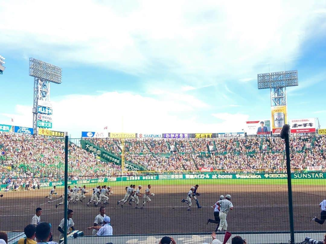 小倉星羅さんのインスタグラム写真 - (小倉星羅Instagram)「. 2度も甲子園に連れて行ってくれた習志野高校のみんな。 実力と結果が伴っていないとセンバツの頃から監督も選手も話していました。 だからこそ、センバツ準優勝した選手に笑顔はなく、夏の大会ではWキャプテンに笑顔がありませんでした。 . それだけ自分達の実力と結果の差に対するプレッシャーと戦っていたのだと思います。 でも甲子園では笑顔で戦っていました。 それを作り出してきたのは、9回2アウトでも笑顔で居られる元気過ぎる2年生。 そしてその雰囲気を作り出した3年生。 その絆でした。 . 甲子園で敗れて初めて涙を流していた2年生が上級生となって、どうチームをまとめていくのか楽しみです。 . センバツ決定のその日に中継をさせてもらってからグラウンドに伺うごとに、たくさん発見があって選手達も心を開いてくれるようになりました。緊張していたインタビューも最後には笑顔で答えてくれるようになりました。 . そして、吹奏楽や千葉からTシャツを着て甲子園へ向かうファンの皆さん、改めて習志野高校の凄さを感じさせていただいた1年でした。 次の舞台での活躍が楽しみです！ ありがとうございました😊 #習志野高校 #高校野球千葉 #高校野球ダイジェスト」8月18日 13時23分 - seira_ogura