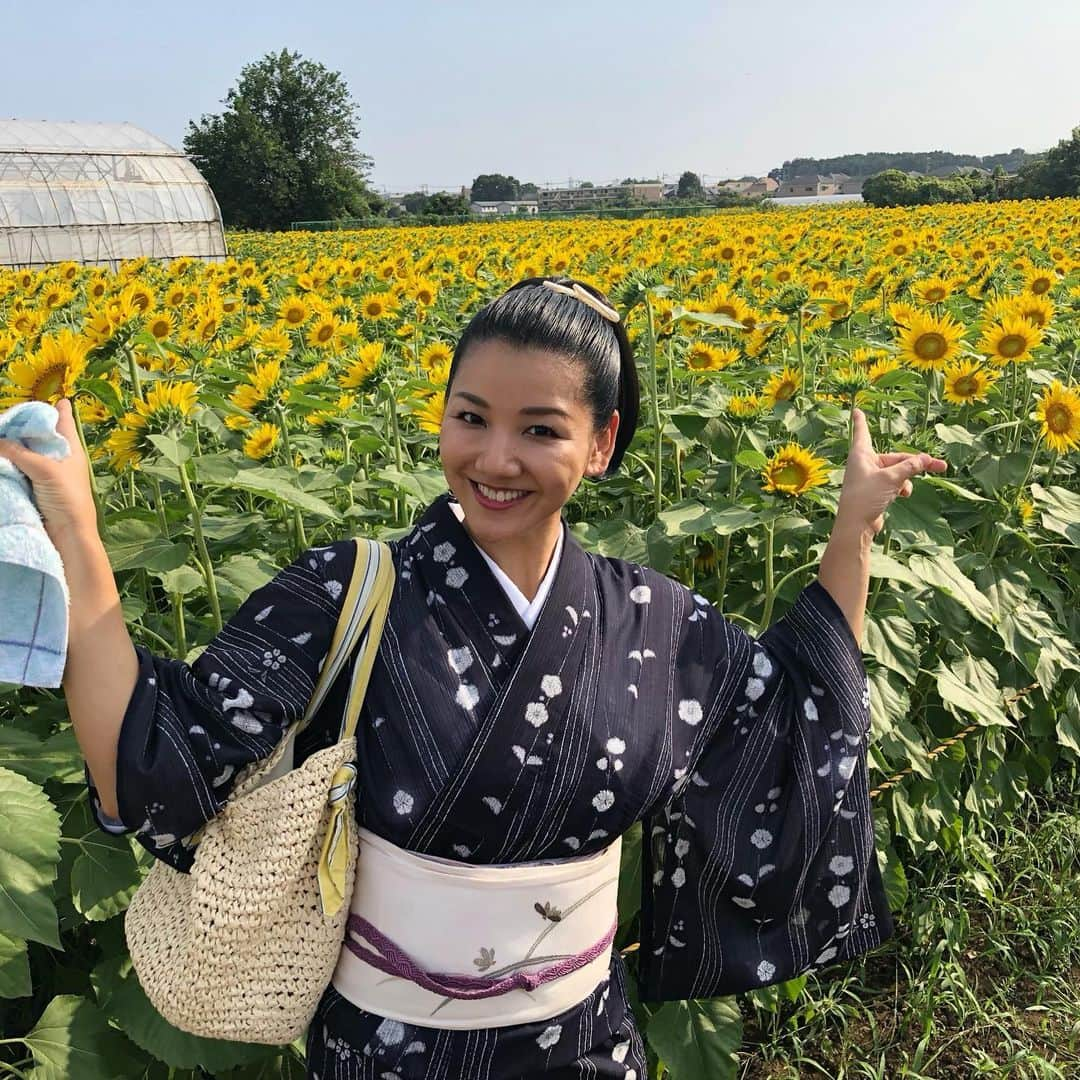 林家あずみさんのインスタグラム写真 - (林家あずみInstagram)「昨日 清瀬の長命寺さんで木久蔵師匠とご一緒させていただきました✨近くで向日葵フェスティバルが開催されていると聞き行ってきました😆✨大変な混み具合でした😚帰り道で木久蔵師匠に駄菓子を買ってもらいチューブのジュースを上から開けて飲むか下から開けて飲むかで論争に🤣楽しかったです😃この後 私は大急ぎで鈴本演芸場と浅草演芸ホールへ😃✨ #長命寺 #向日葵フェスタ #林家木久蔵 #林家あずみ」8月18日 13時31分 - kurohime424