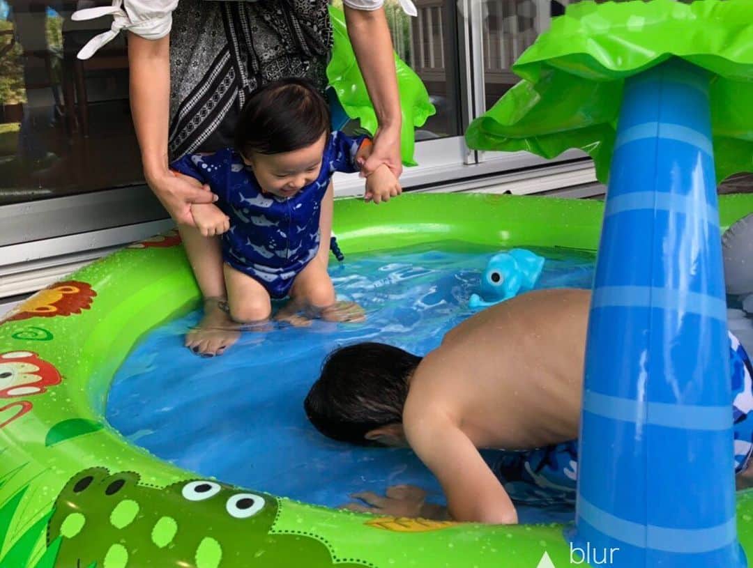 愛川ゆず季さんのインスタグラム写真 - (愛川ゆず季Instagram)「こんにちは。 愛媛も暑いです。 .  甥っ子くん達と一緒に プールで遊ばせてもらいました^ ^ .  身体を張ったいないいないばあをしてもらって 爆笑。優しいね。 .  わたしもスカートをたくし上げて🏊‍♀️ . 一番たのしそう😳 . #愛川ゆず季 #一歳二カ月 #男の子ママ #男だらけ 😂」8月18日 13時34分 - aikawa_yuzuki