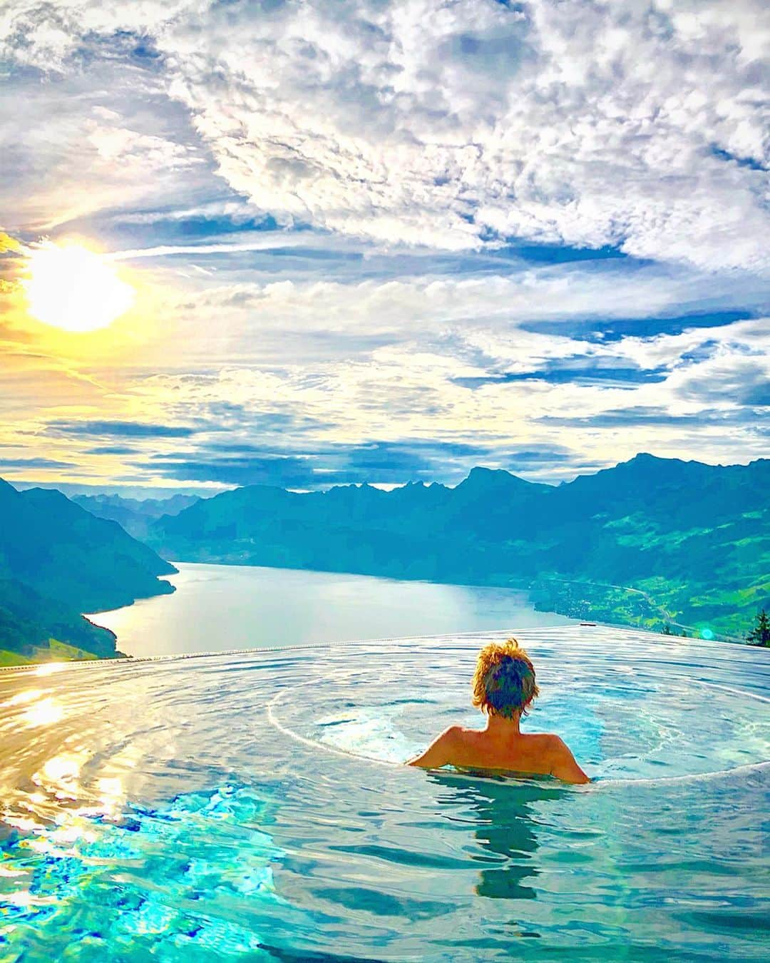 春木開さんのインスタグラム写真 - (春木開Instagram)「世界一のインフィニティプール🤤 LoveSwiss🇨🇭♥️﻿ ﻿ #swiss﻿ #switzerland ﻿ #honegg﻿ #infinitypool  #リアルハイジの世界」8月18日 13時37分 - haruki.kai