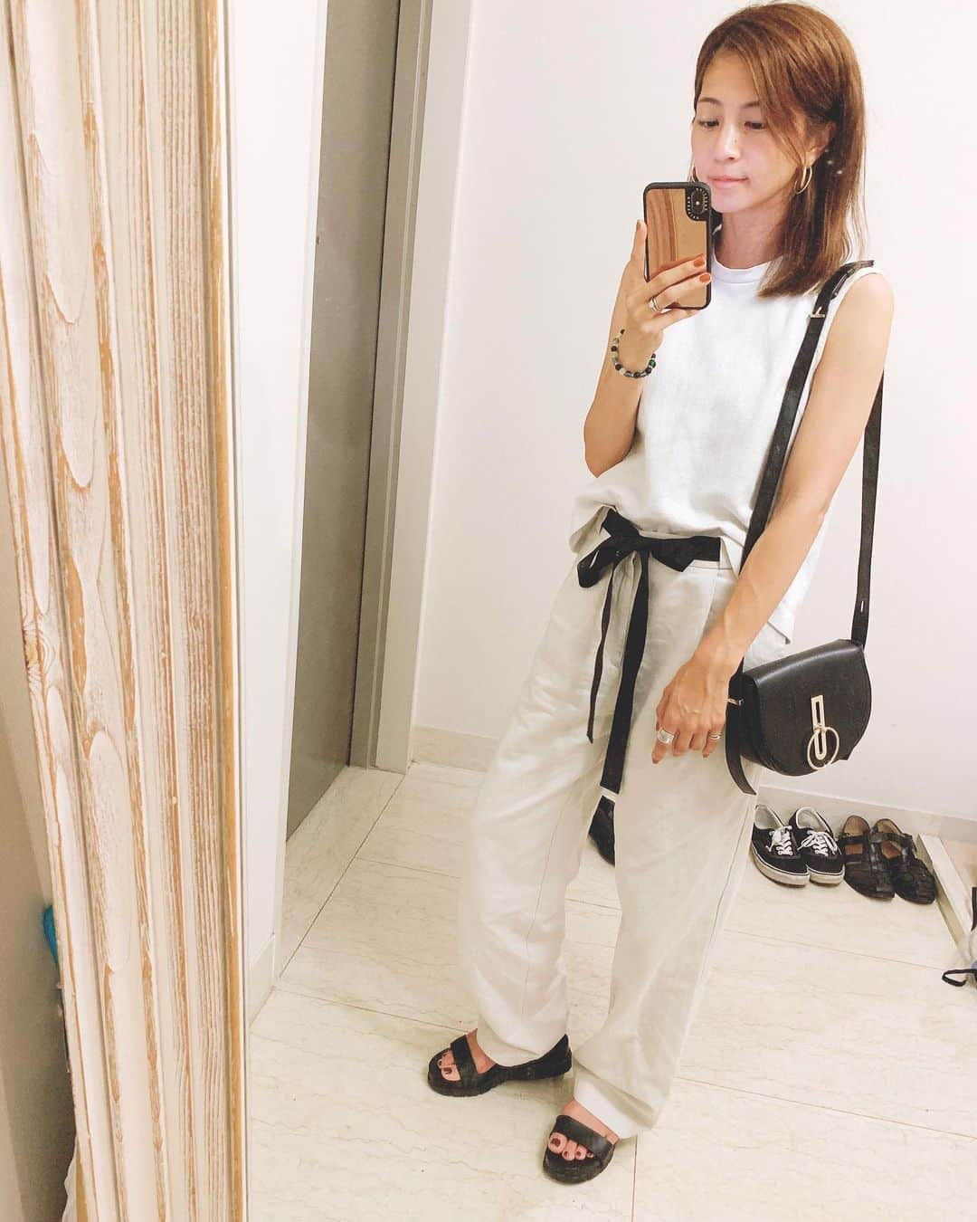 安田美沙子さんのインスタグラム写真 - (安田美沙子Instagram)「久々に私服。 白×白コーデ❤️ tops... #bedandbreakfast pants... @florent___official  shoes... #colehaan  bag... #ninaricci  #みさこファッション #ootd #wear」8月18日 13時47分 - yasuda_misako