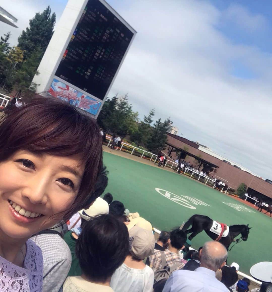 佐藤彩さんのインスタグラム写真 - (佐藤彩Instagram)「今日は札幌競馬場へ🐎﻿ ﻿ 馬たちの全力が出せるレースになりますように、﻿ という願いも込めて…﻿ “レース”のセットアップを着てきました😊﻿ ﻿ 札幌記念にはGⅠ級の馬たちが名を連ねていますし、朝から多くの人が訪れていますよ😊﻿ ﻿ 札幌記念というと、2014年にゴールドシップとハープスターという、その当時好きで応援していた馬が来たとき…﻿ パドックでなんとか自撮りをして一緒に写ったのがいい思い出です☺️﻿ ﻿ 今日はお天気も良いですし、午前中のレースからパドックも大賑わい！﻿ 札幌記念のレース前にパドックで自撮りができるかはわかりませんが、しっかり応援しますね🐎﻿ ﻿ ﻿ #札幌競馬場﻿ #パープルコーデ﻿ #パドック﻿ #もいわテラス﻿ #UMAJO #馬女﻿ #馬好き﻿ #ガパオライス #HBC﻿ #アナウンサー﻿ #佐々木佑花 アナに﻿ #ポートレート撮影してもらいました﻿ #佐藤彩﻿ ﻿」8月18日 13時56分 - hbc_ayasato