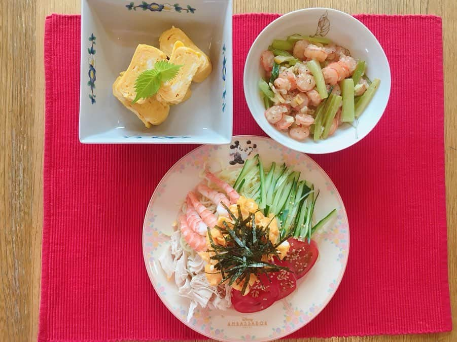 西村季里子さんのインスタグラム写真 - (西村季里子Instagram)「・ 西村家実家ご飯🍚💖 今回は毎食わたしも何品か作った🙋🏻‍♀️ こんなこと滅多にないから← 家族が褒める褒める😂😂😂 誰かに食べてもらうって嬉しいよね😊💓 姪っ子甥っ子がきたときは チーズドッグも作ったり🧀❤️ 最近料理が楽しいから みんなうちに食べにきてもらいたい🐷🍽 (気が乗ってるうちにお早めにね←) ・ 福岡でのイベントのお仕事も 無事に終わったのでこれから帰るよ〜✈️ #青森県#青森#実家#帰省#夏休み #実家ご飯#西村家ご飯#野菜#採れたて #田舎料理#うに#うにご飯#贅沢 #アヒポキ#ガーリックシュリンプ#🦐 #ハワイ料理#ハワイ#行きたすぎて #料理#楽しい#作りたいだけ #follow #followme #hawaii」8月18日 14時07分 - kiriko_nishimura