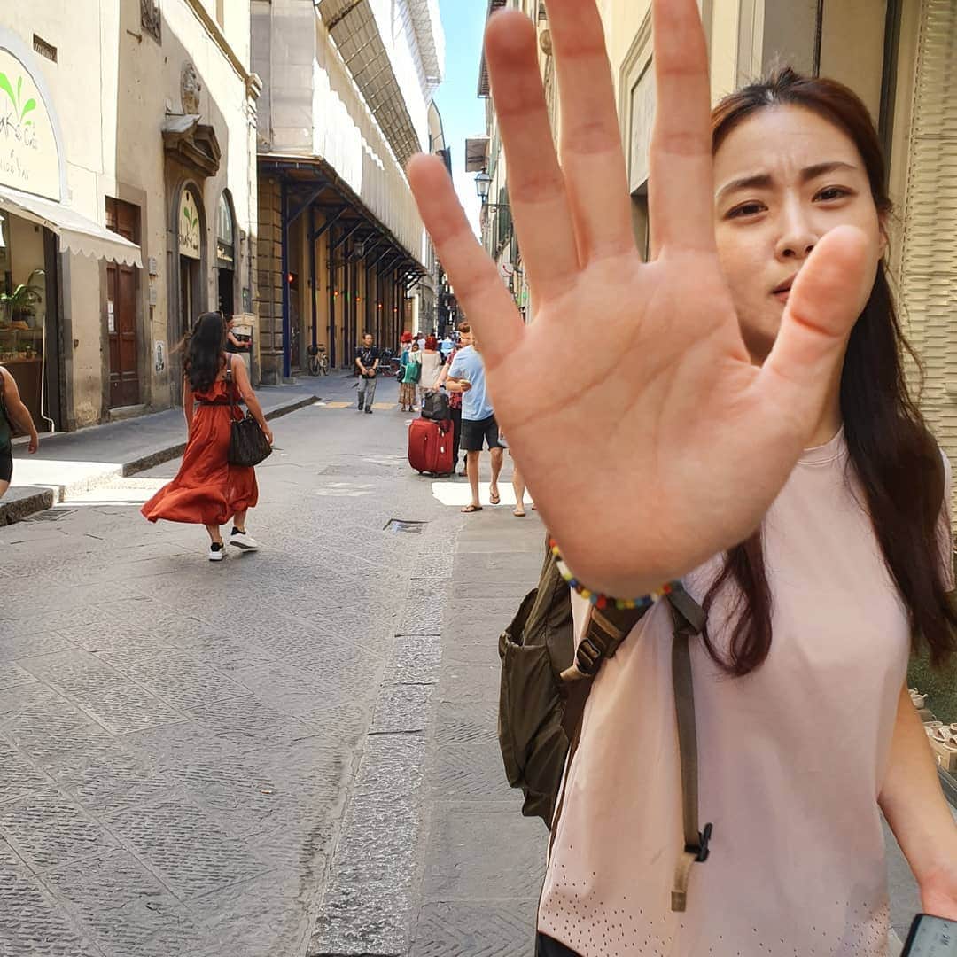 カン・ソラのインスタグラム：「엄마..사진은..그만... Mom... stop taking... pictures of me...」