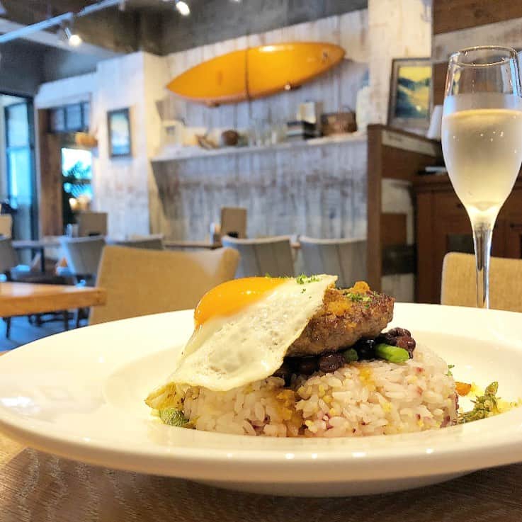 榊山敬代のインスタグラム：「🌈🌞☔️… ・ いつも混んでるお店も 貸し切りみたいな午後  そのようなわけでして 映画館も空いてるかな  と #天気の子 を鑑賞  東京で生きるのって 大変なんだよなぁと  あらためて 初心に戻る  東京が大好きだから 見放されないように 謙虚に居たいと思う  それにしましても わたしは雨の子で  雨女の特徴のひとコマがありましたけれど  よくお水を飲むらしく 妹から言われてたのは  おねえさまっていつも何か飲んでるイメージ  と言われたひとコマをおもいだし 妹からはよくカップをプレゼントしてくれるのだけど 雨の子の妹らしい気遣いをおもいだすのでした  天気の子 夏のお盆  の季節に  心にしみわたるまぶしい映画でした  #オススメ映画 ・ ・ ・ ・ 🎐… ・ 個展のご案内  榊山敬代 日本画展 「浄」Kiyoshi 泥水に咲く蓮のように  会期：令和元年 9月21日(土)／22日(日)／23日(月・祝) 会場：池上大坊本行寺客殿１階　牡丹／桔梗之間  開館時間／午前10時から午後3時　 作家在廊時間／全日午後12時から15時 入場料／無料  アクセス／東京都大田区池上2-10-5（都営浅草線西馬込駅・東急池上線池上駅より、いずれも徒歩10分） http://www.hongyozi.or.jp/ ・ ・ ・  この度は 東京は池上大坊本行寺にて 蓮をモチーフに 福島県いわき市のお寺より ご依頼いただき制作しました作品をはじめ いわき市のお寺からインスピレーションを いただき 仏教の説法のひとコマであります 八正道をテーマにしました新作を お披露目させていただきます  三日間と短い会期ではございますが お彼岸の季節に 情緒あるお寺の景観の中で 日本画とこころ浄らかなひとときへ ご案内できればとおもいます  本行寺から本門寺へと続く境内では都心を忘れるような壮観な眺めもございます 展示の他にも見所豊かなお寺ですのでこの機会にゆっくりとご堪能ください  個展開催につきましてのこころざしや 新作に対しての姿勢などはブログなど 少しずつ更新していきたくおもいます  掲載作品 八正道〈弐〉正しい心を灯して生きるとき 〈正命・正精進・正念・正定 図〉 制作 平成31年／絹本・彩色 ・ ・ ---------------------------------------- ・ ・ ・  #ランチ #lunch #Tokyo #food #Hawaii #Aloha #ハワイ気分 #locomoco #ロコモコ #meat #egg #シュワシュワ と共に #日本画家 の  #外出こんなもん #refresh #気分転換 #猛暑 #夏休みの過ごし方 #映画 #夏のおもいで #summer #夏日和 #雨女」