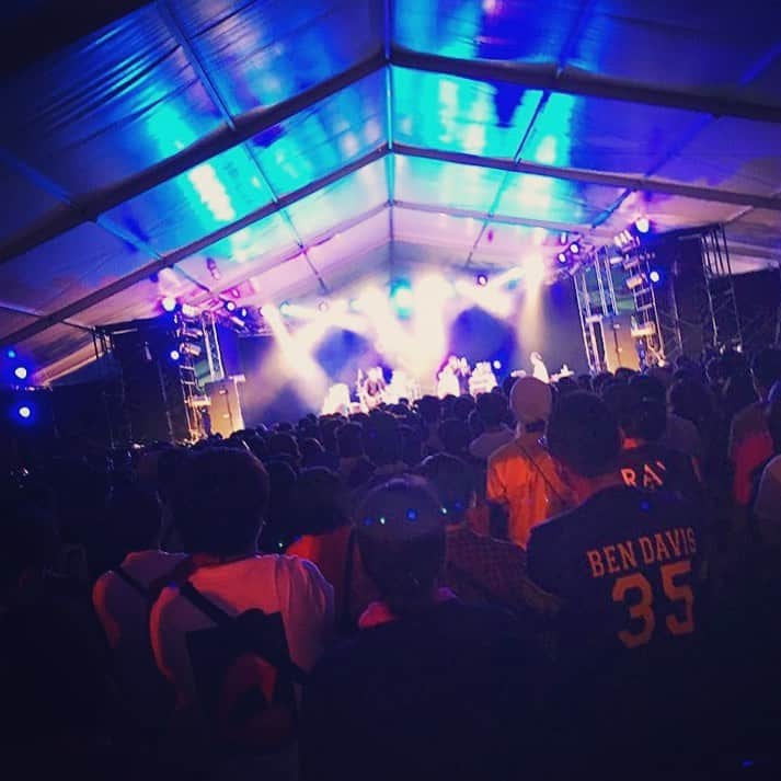 のインスタグラム：「昨晩は久々にRISING SUN ROCK FESTIVAL でぎゅーうっと演奏してきました。沢山沢山集まってくれて嬉し嬉しでございました。ぐいっと。ありがとうございました😊ナイスですねー！」