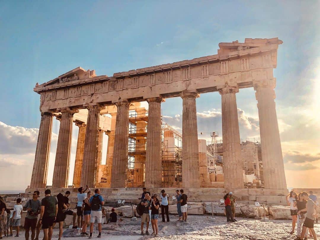 カロリーヌ・ド・メグレのインスタグラム：「Magical place: The Parthenon at sunset ✨🇬🇷 432 BC」