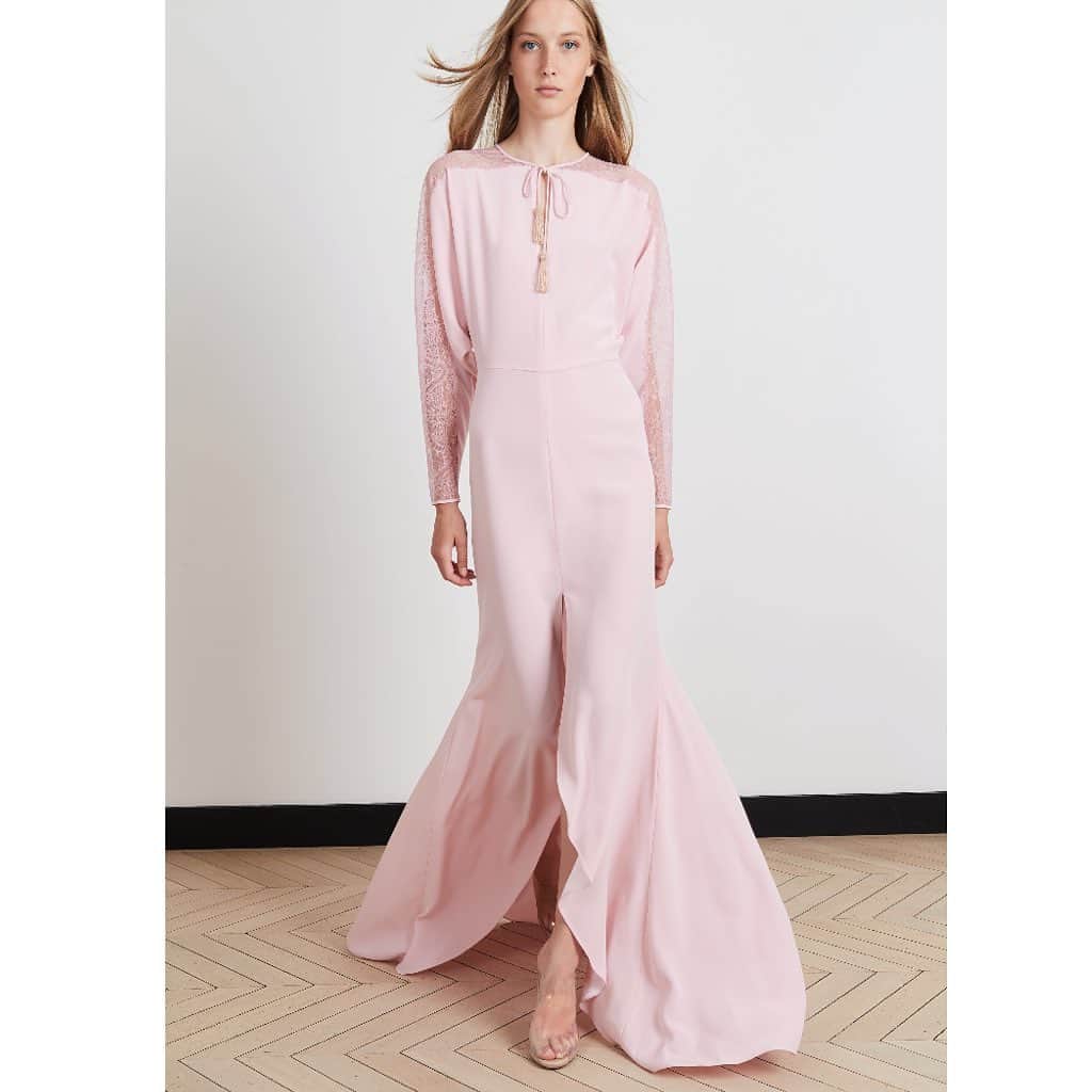 アレクシマビーユのインスタグラム：「Think pink @alexismabille / light pink crepe batwing sleeves dress #alexismabille @katerynazub shot @julietrannoy #pink #thinkpink #lightpink #batwingsleeve #batwing #murmaiddress #crepe #lingeriedress #comfort #elegance #frenchvibes #alexismabille」