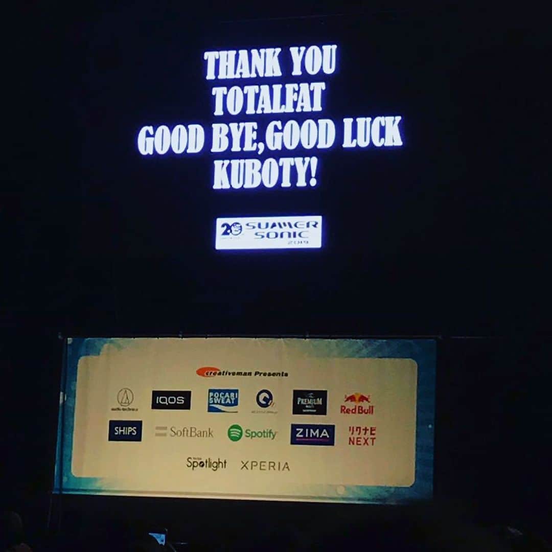 Kuboty のインスタグラム：「SUMMER SONIC 2019ありがとうございました！！ 後から聞いて知ったのですが、終演後こんな粋な計らいが。 昨日のライブを終えて、TFのステージに立てるのもあと10回となりました(8/18 オフィシャルサイト調べ)。 4月に脱退を発表し、7月あたりから最近まで充実し過ぎてたあまり自分が脱退することすら忘れて普通に過ごしてぎしたが、最近我に返りエモさも日に日に増してしました。 クリエイティブマンにはTOTALFATにちん毛が生えるか生えないかぐらいの頃からお世話になっております。 TOTALFATが最初に出たフェスはPUNKSPRING 08。 特に担当の長嶋さんにお世話になりっぱなし。 僕にとっても人生で初めてのフェスがパンスプで、TFとして最後のフェスがマグロックになるあたりが、長嶋さんとの縁を感じずにはいられません。 ほーら、マグロック楽しみになってきただろう？ 10/5だぞ！ まずは週明け22日のUKFCですね、ゲストとして沢山のバンドにお邪魔させていただきギター弾き倒すのでみんな遊びに来てねー。」