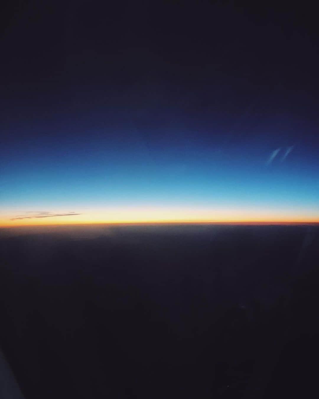 翁安芸さんのインスタグラム写真 - (翁安芸Instagram)「Amazing sunset...✨✨ 飛行機に乗る前の地上から見るサンセット、空から見る雲の中に沈んでいくサンセット、、そして山の街から都会のキラキラした街へ到着🌟」8月18日 14時36分 - akinyc