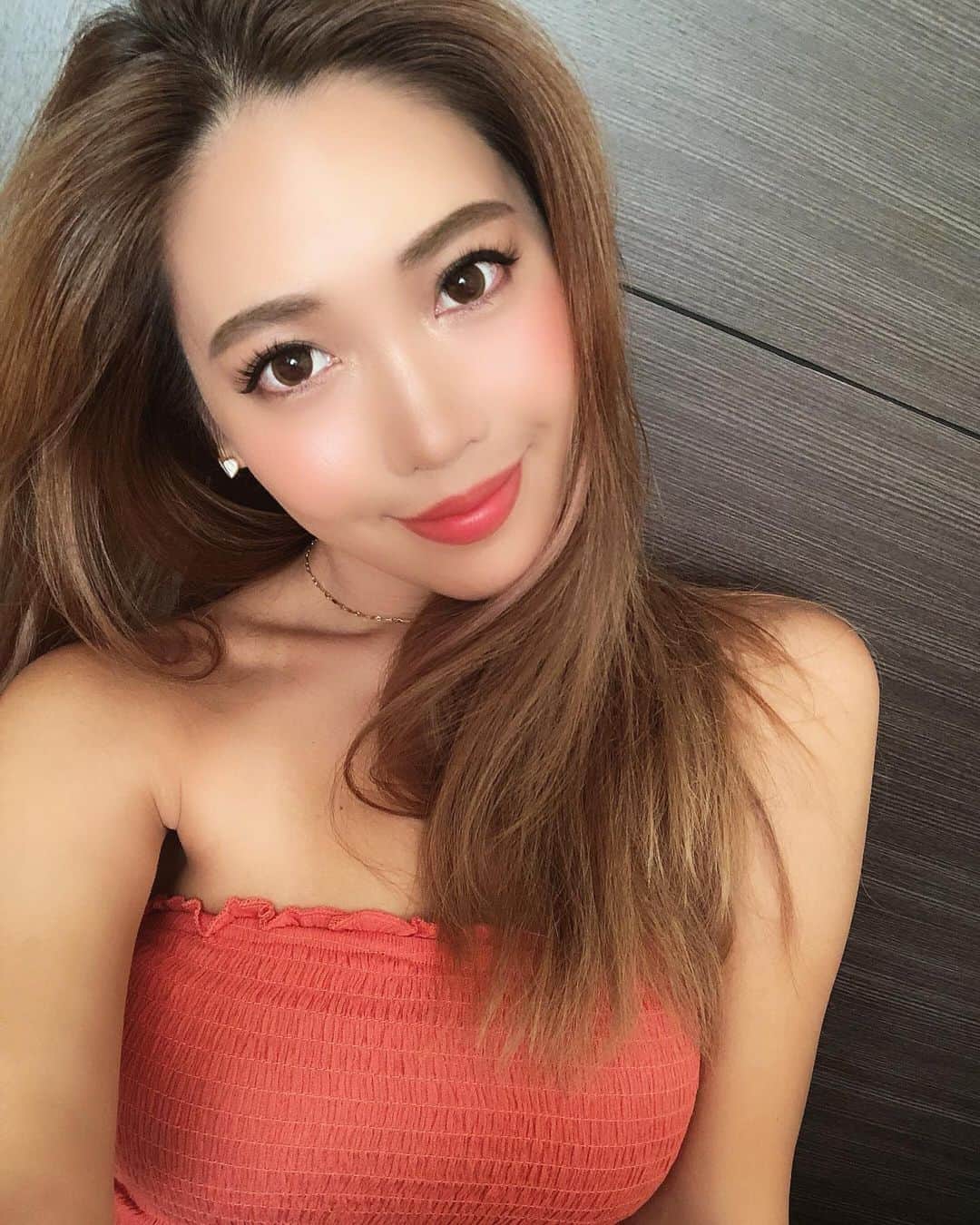 のインスタグラム：「@sbeautyclinic でボディケア🧡 そろそろ顔のトーニングも再開しよ〜😲 前回クリニックで購入したピーリング石鹸も凄く良くて、ふわふわの泡洗顔続けてます💭💓 体にも使ってるよ✨✨ * * * #エスビューティークリニック #sbeautyclinic #レーザートーニング #レブライト #美肌 #skinpeelbar」