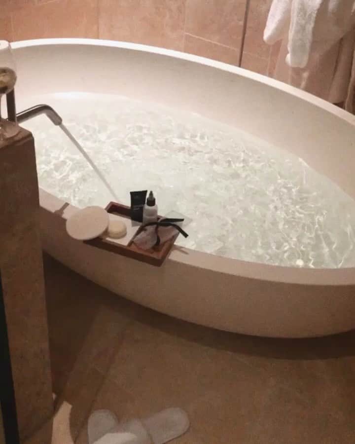 デビー・ライアンのインスタグラム：「Amsterdang. 😍 my big adventure in The Netherlands was the dreamiest bath 🛁🥋」